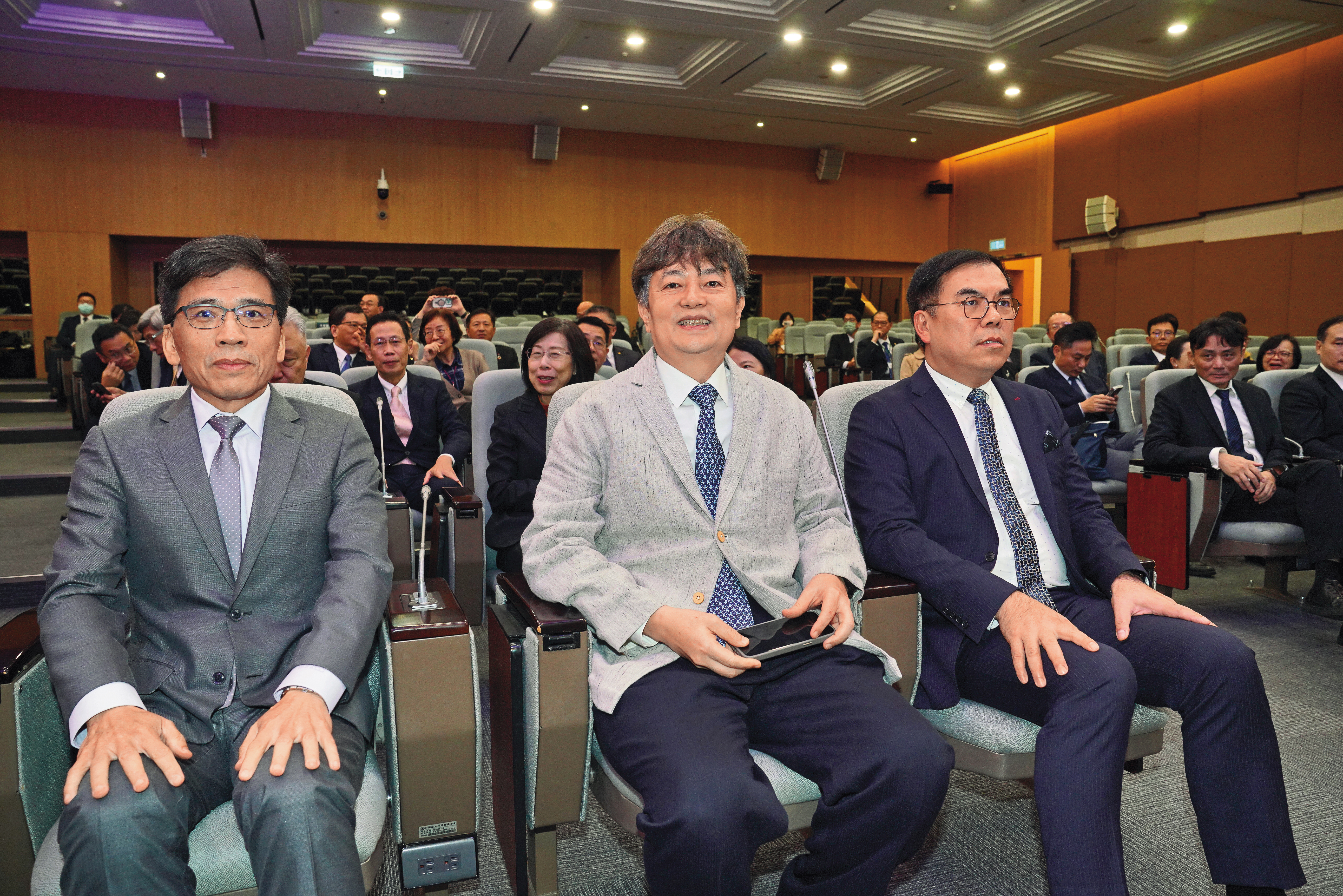 壽險公會今年仍由前總統陳水扁官邸總管、全球人壽董事陳慧遊（中）爭取連任。