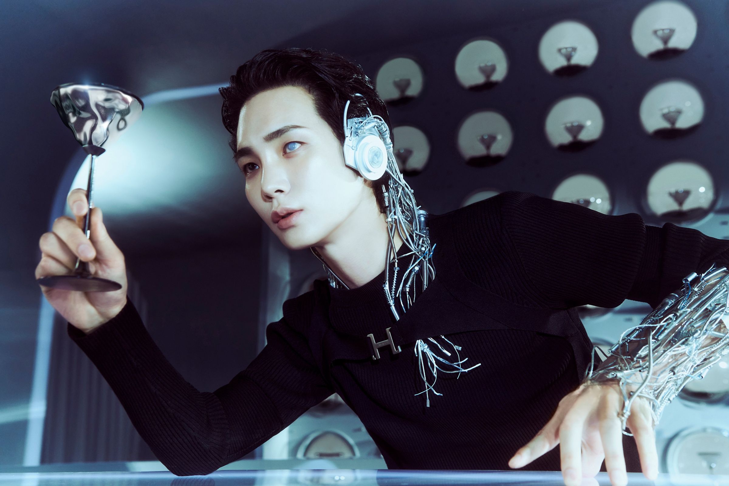 SHINee成員KEY在生日當天推出新專輯《Pleasure Shop》，融入「生化人」概念。（SM Entertainment提供）