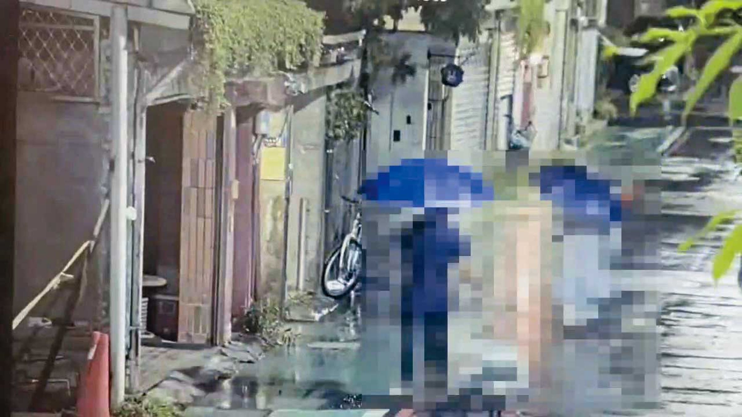 監視器畫面錄下王薀信眾在下雨天將蔡姓被害人綁在推車上，再運至精舍。（翻攝畫面）