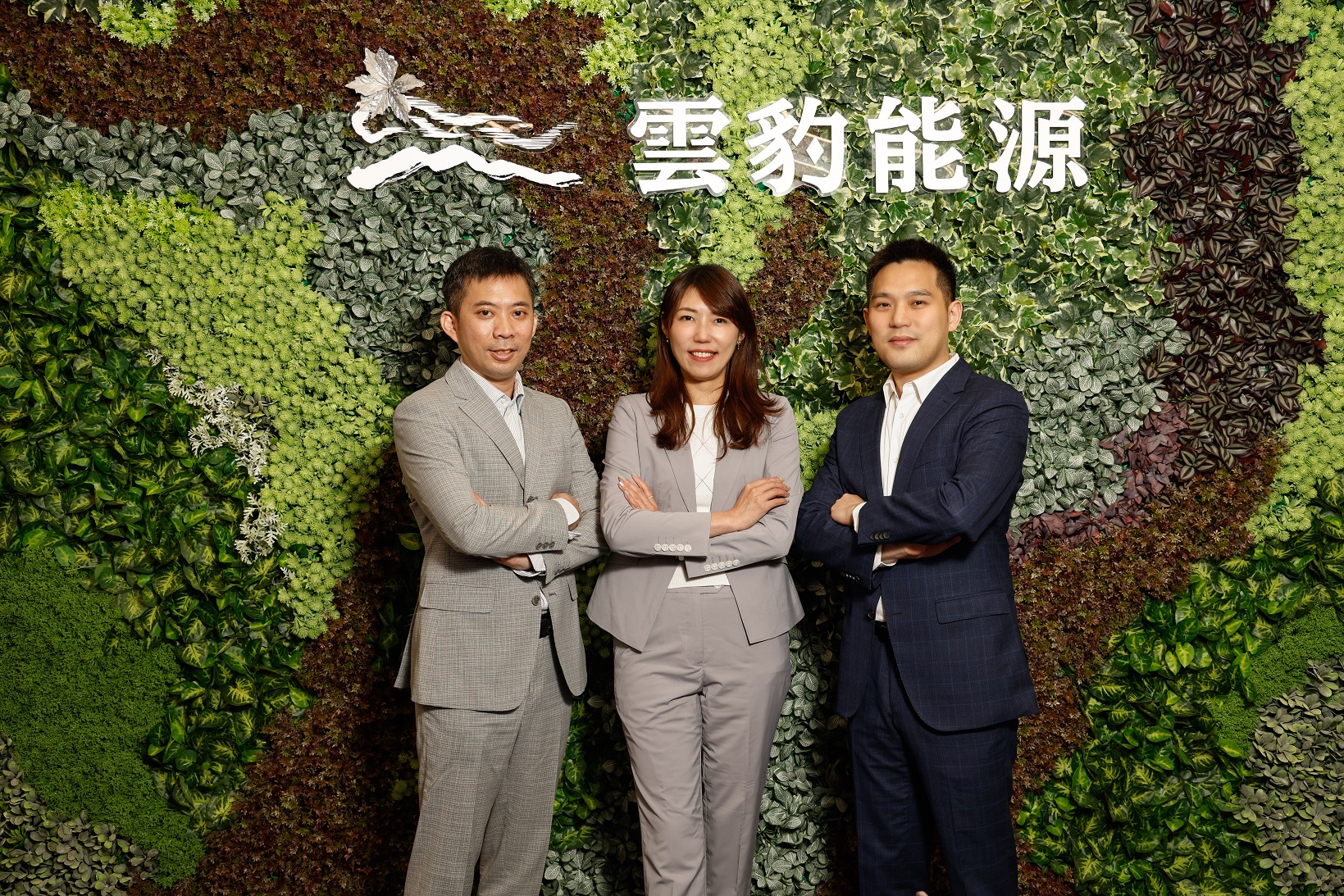 雲豹能源總經理趙書閔（中）與副總經理譚宇軒（右）攜手子公司天能綠電總經理唐亞聖（左）登錄興櫃。（攝影組）