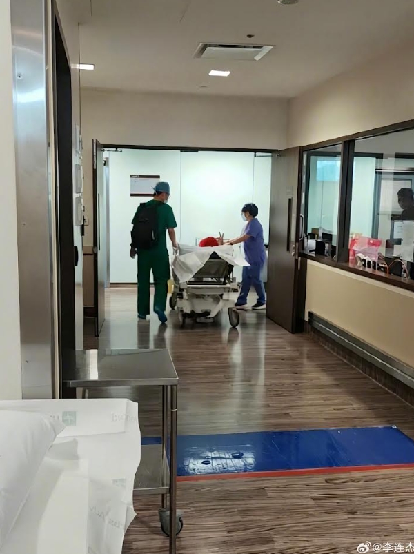 去年8月李連杰在微博公開進手術室的照片，低調表示「返場維修一下」，據悉是切除頸部良性腫塊。（翻攝自李連杰微博）