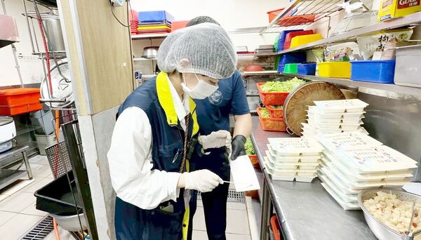 上野烤肉飯桃園內壢店本月14日爆發疑似食物中毒案，導致115人出現噁心想吐等症狀。（桃園市衛生局提供）