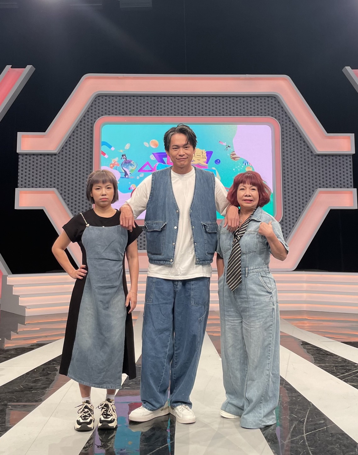 黃鐙輝與老婆萁萁、萁媽今一起上節目錄影。(年代MUCH提供)