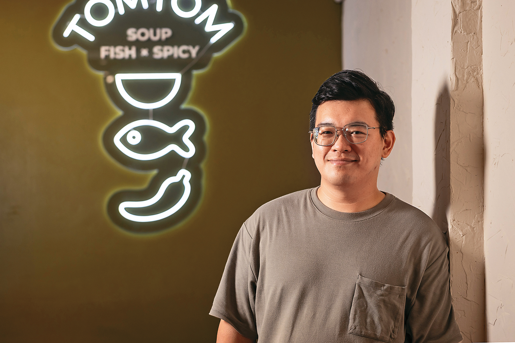 老闆兼主廚楊宇桁從小就愛烹飪，味覺很靈敏，動作能力很強，長大後自然進了餐飲這一行。