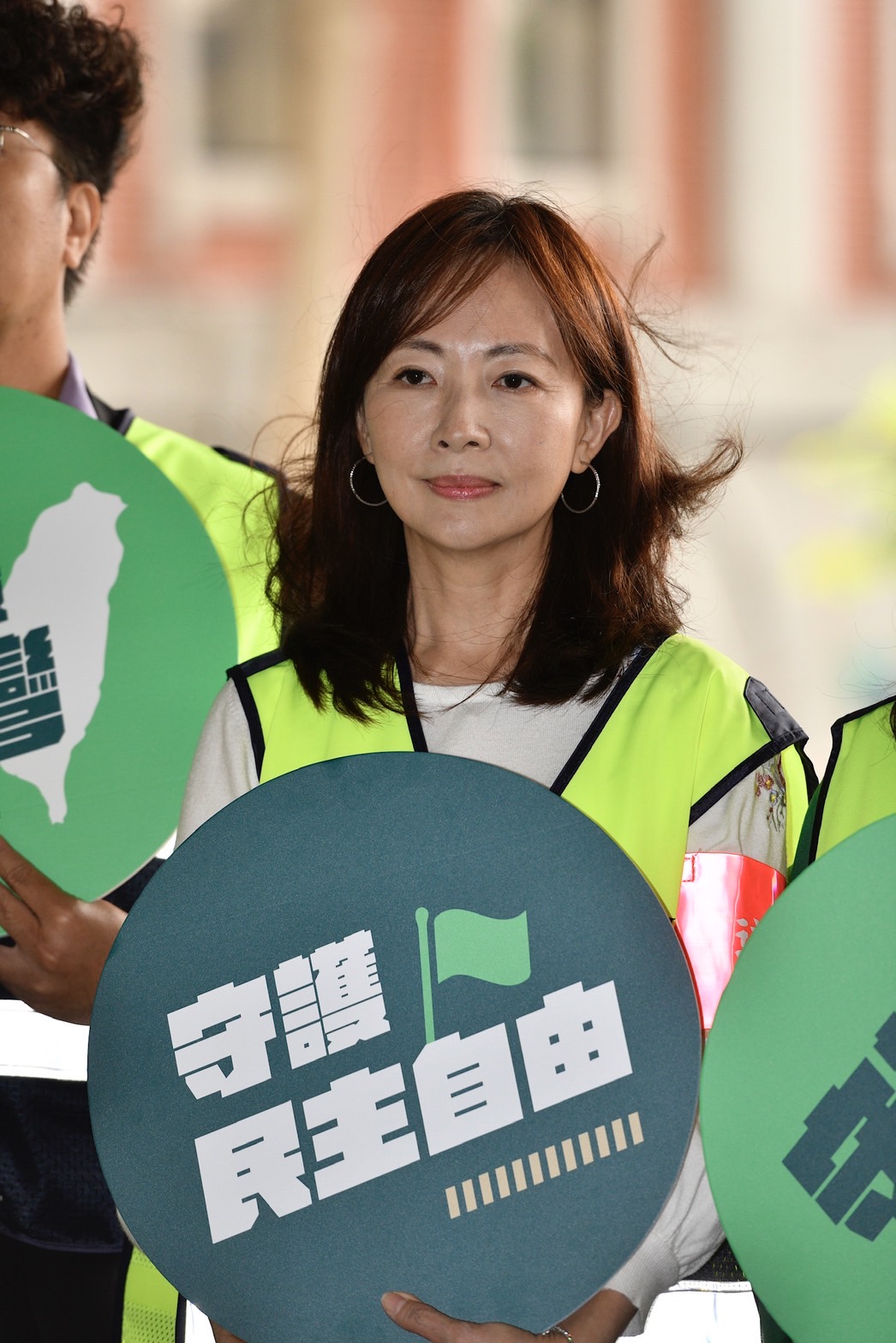 女星郭昱晴的參選格外受人注意，今她也現身中選會登記參選。