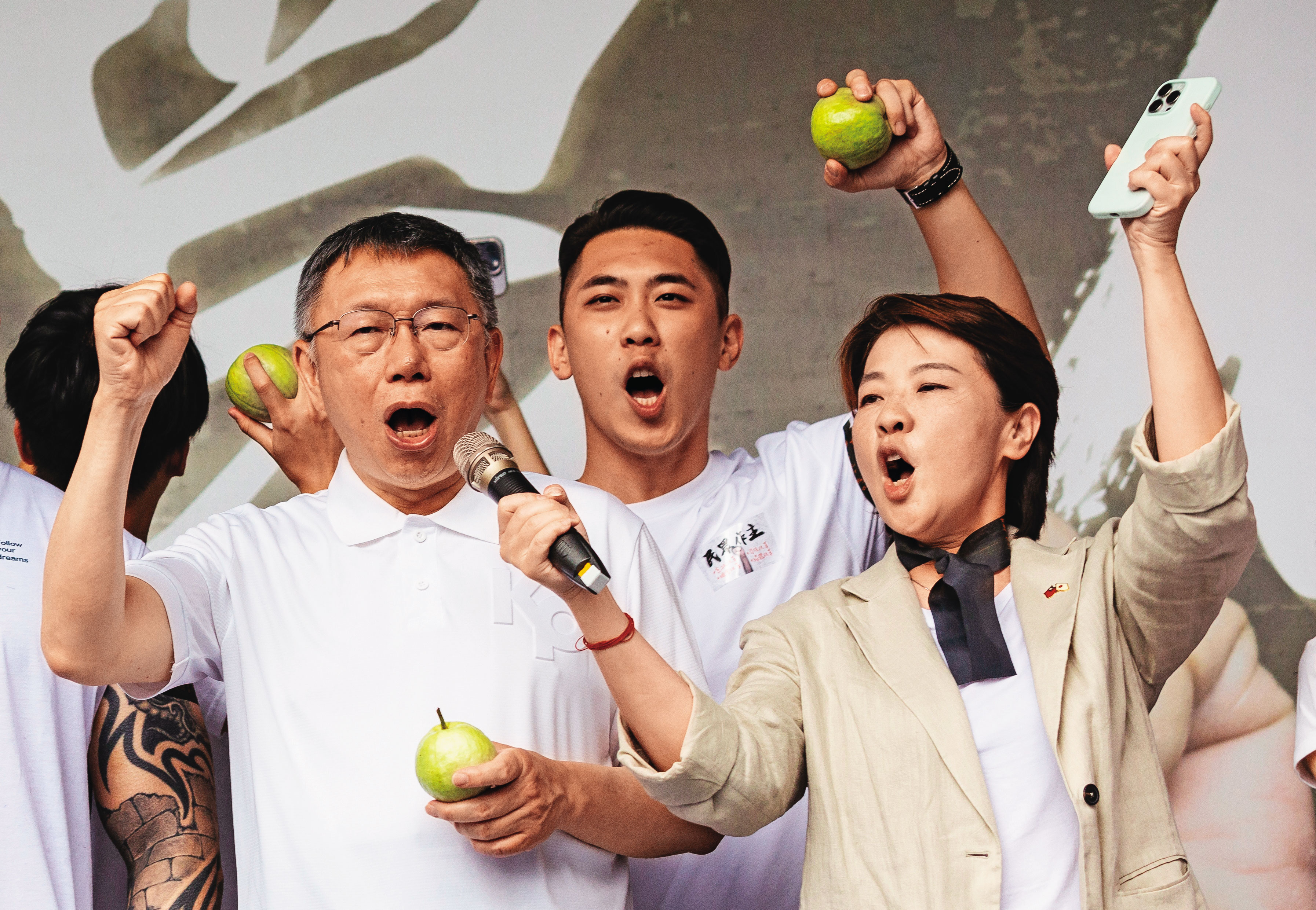 柯文哲(左)與黃珊珊(右)2023年除了談到「小沈已給過」,黃也透露其有中國管道。