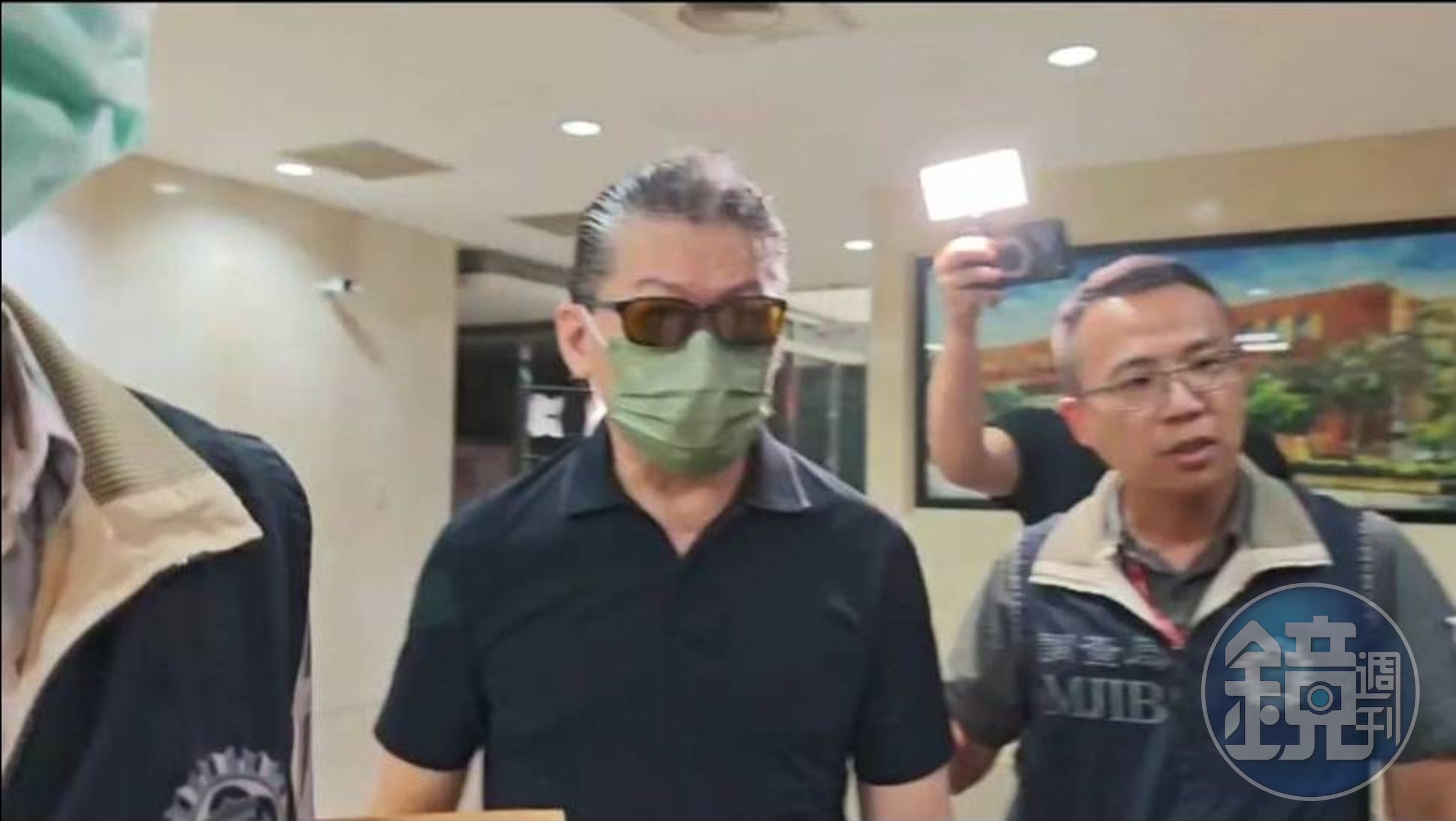 宏泰集團主席林鴻南遭控為養地左手賣右手,利用錯綜複雜的金流隱匿關係人交易,北檢今晨以1,000萬元將他交保。