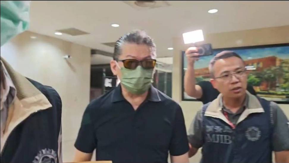 宏泰集團主席林鴻南遭控為養地左手賣右手，利用錯綜複雜的金流隱匿關係人交易，北檢今晨以1,000萬元將他交保。