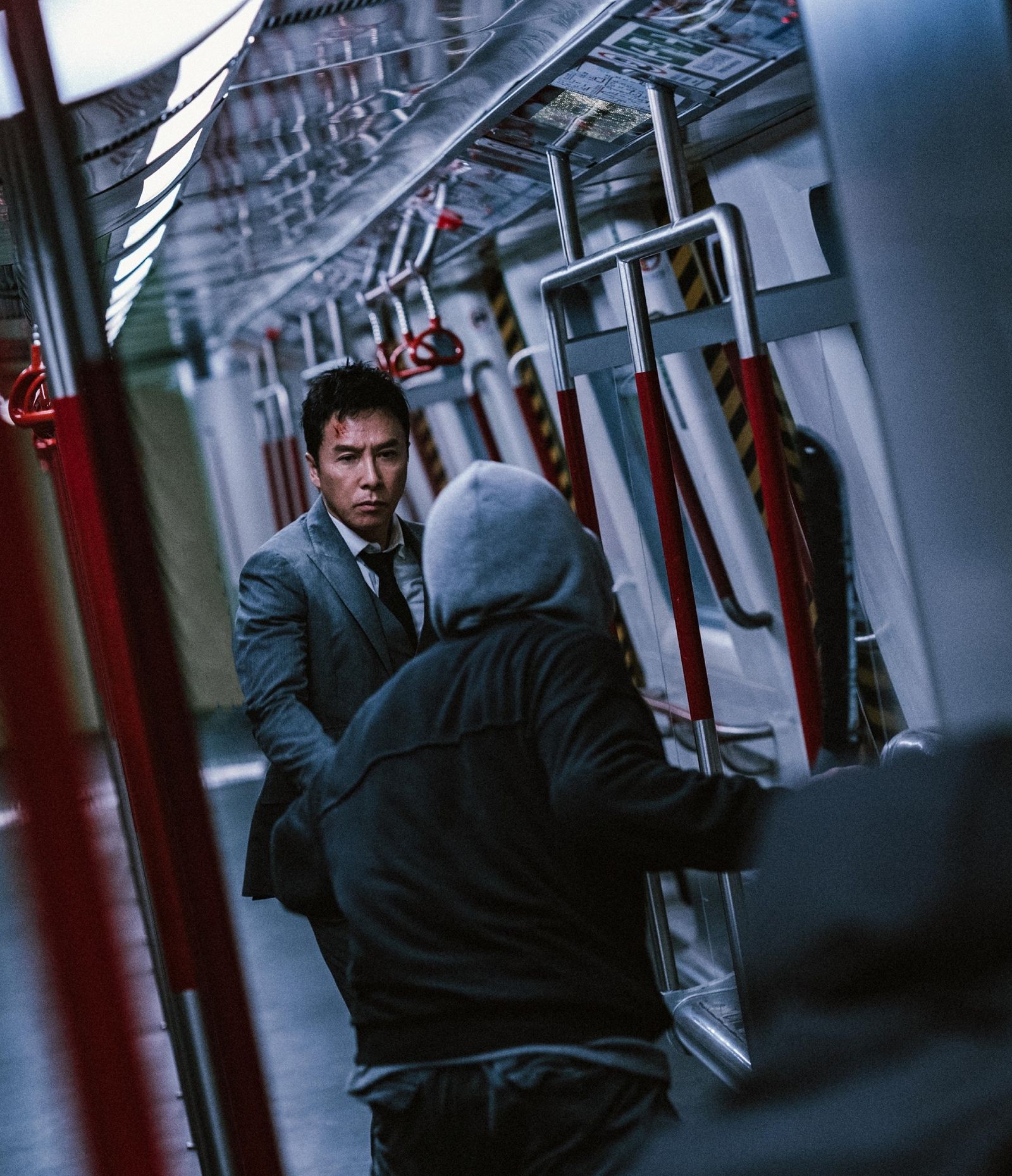 劇組砸下港幣百萬元打造1:1的香港地鐵車廂,就連扶手和椅子都用語地鐵一樣的鋼材製作。(華映提供)-