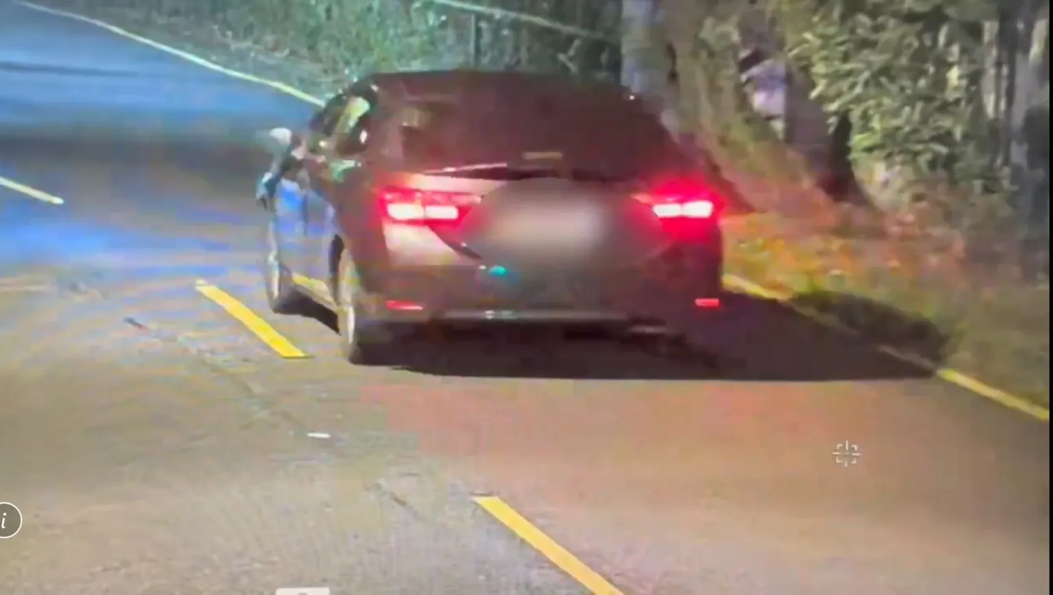 警方調閱周男行車軌跡，發現周男載鄭女至陽明山平菁街一帶，後果真在該處起獲遺體。翻攝畫面