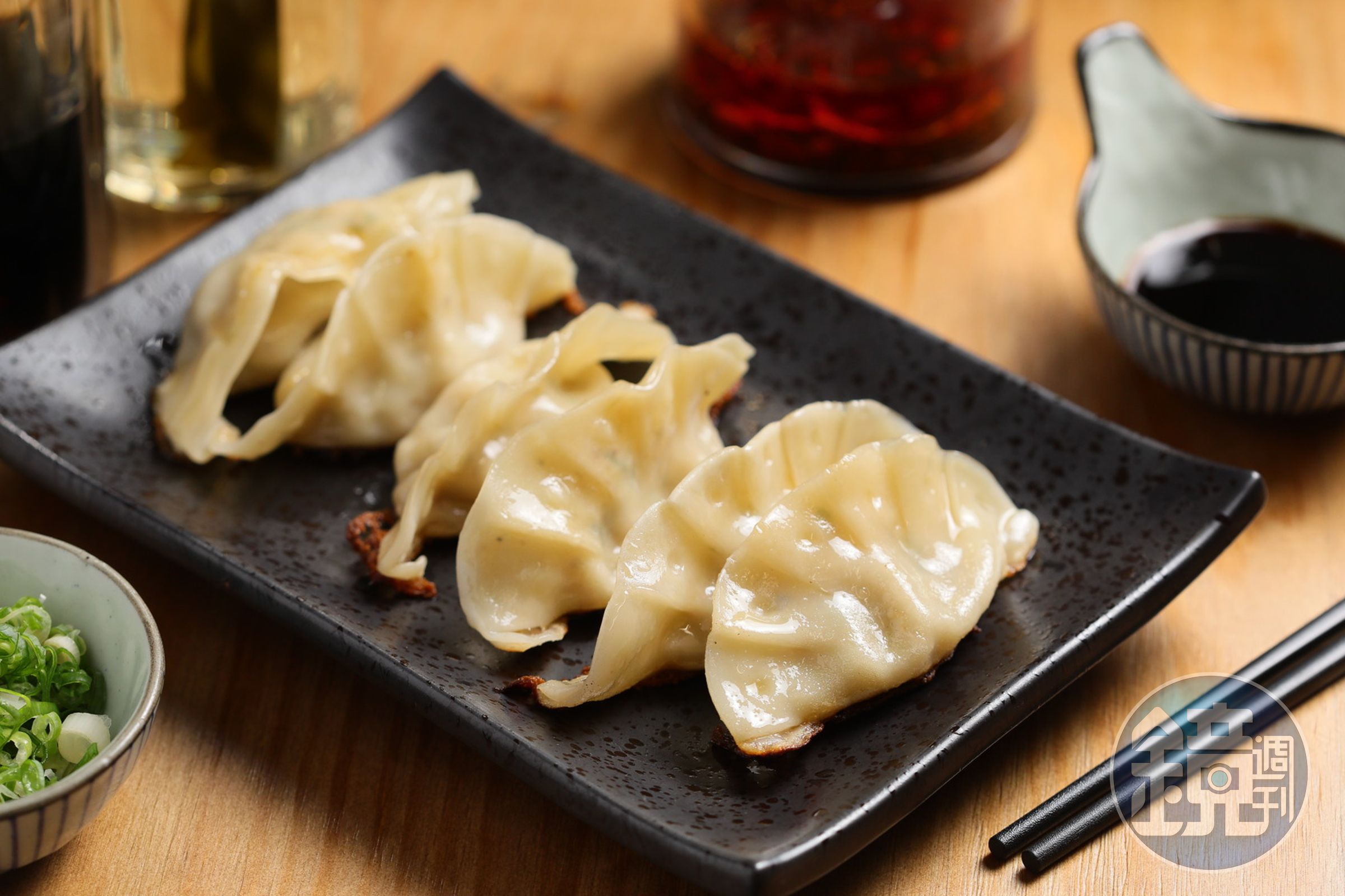 吃「煎餃」一定要配上特製的醬油與昆布醋。(130元/份)