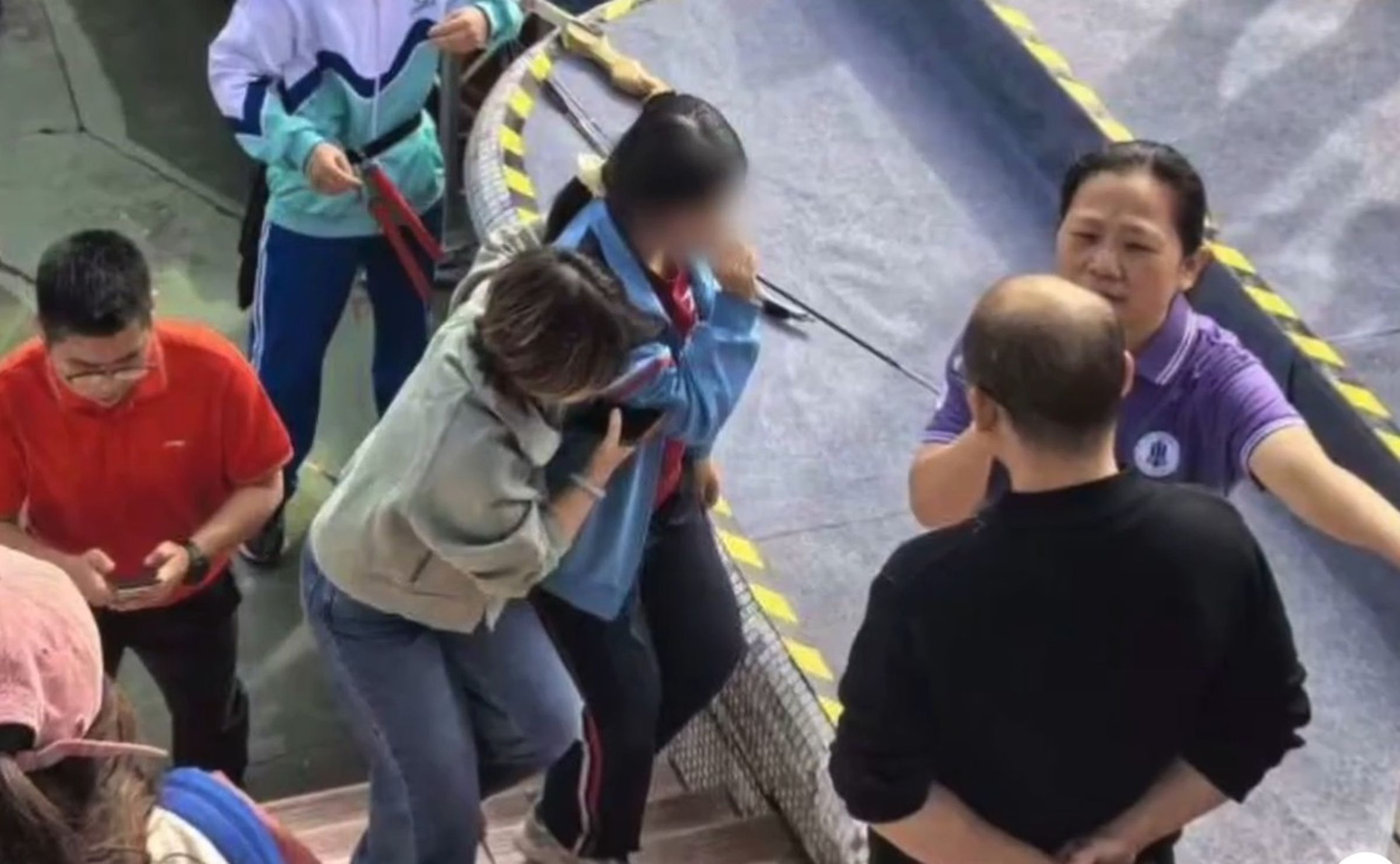 廣東佛山一所中學運動會上，女學生慘遭弓箭射中臉部送醫。（翻攝自新京報我們視頻微博）