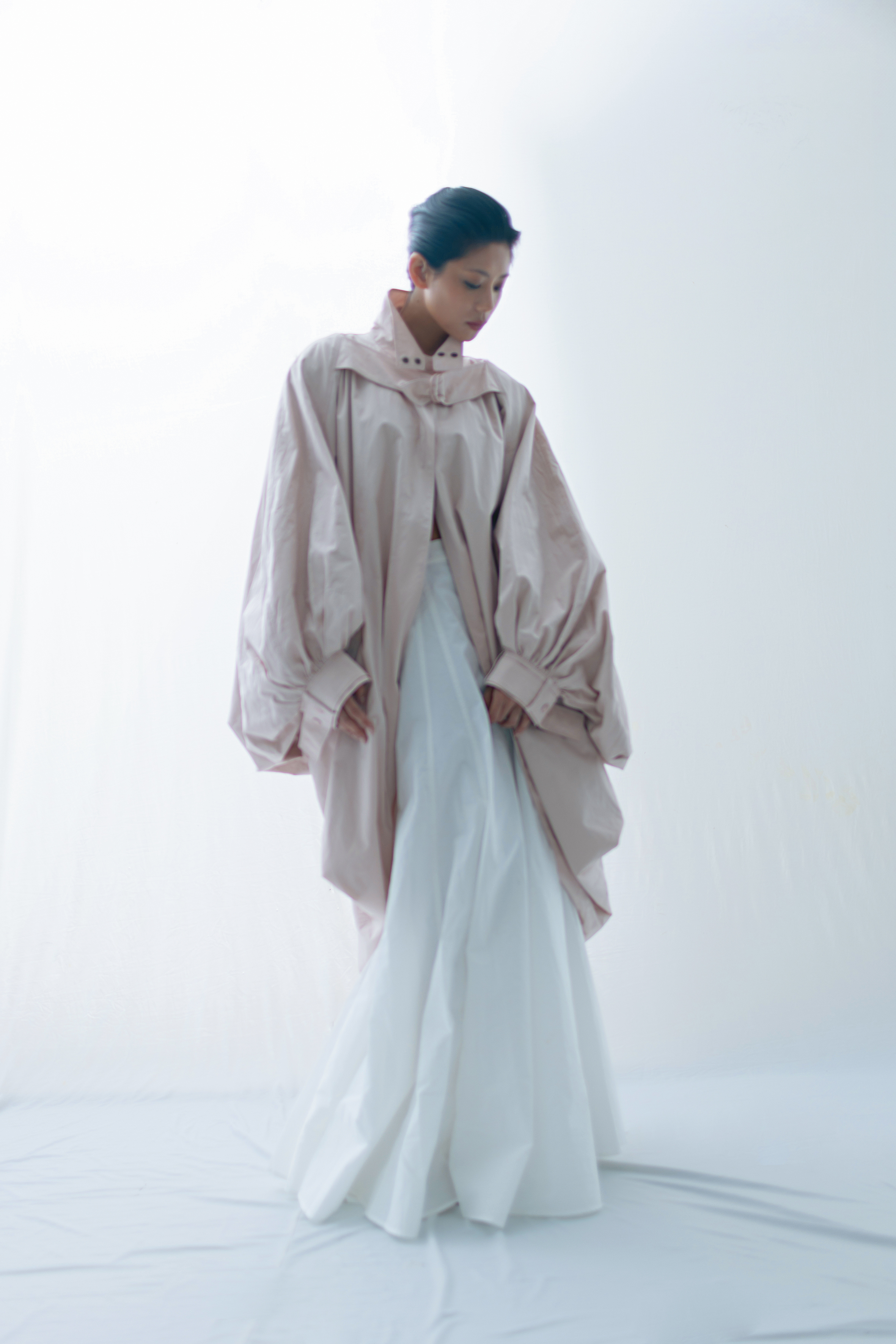 粉色有機棉抓皺長外套 NT$125,900 by Chloé 府綢喇叭半身裙 NT$112,000 by Brunello Cucinelli