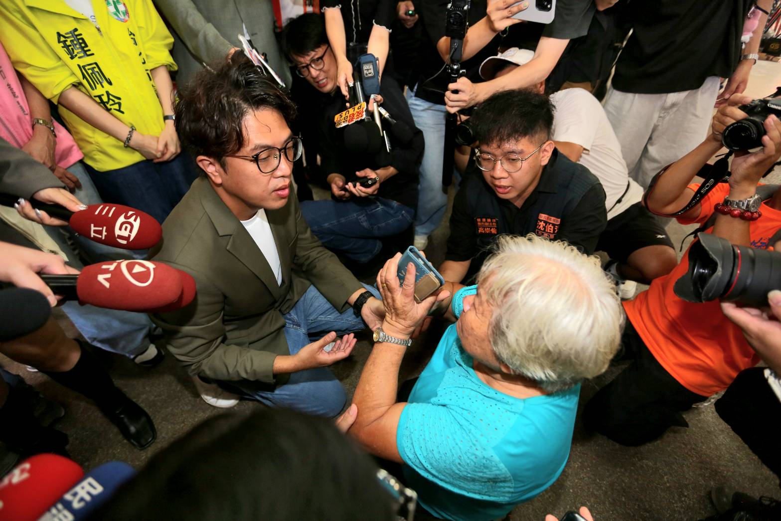 社子島參香遇「阿嬤下跪陳情」 沈伯洋:拜託我上任後照顧居民