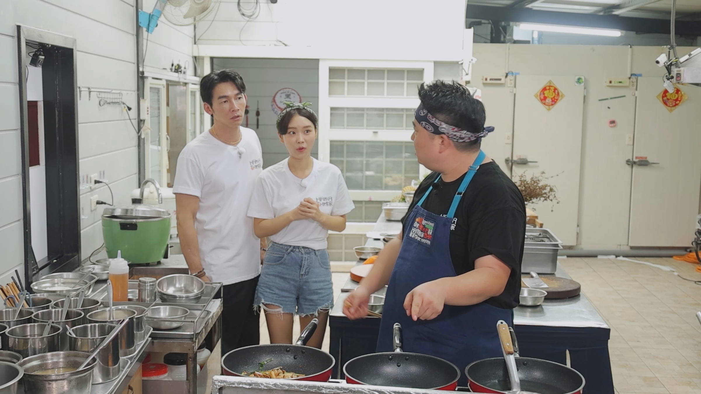 李元日和温昇豪初次挑戰客家料理。（客家電視提供）
