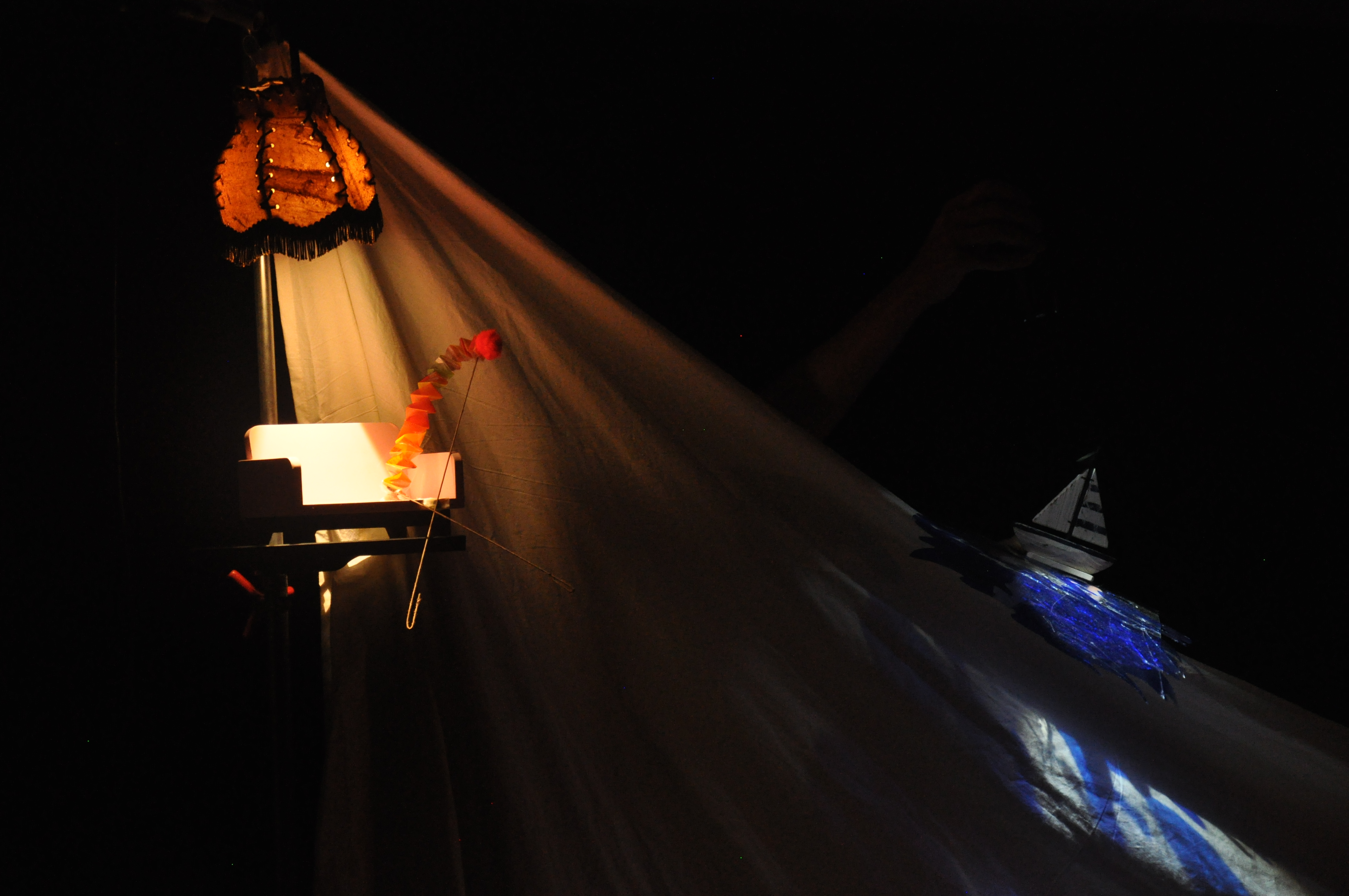 《1家2加毛毛蟲》是詩人夏夏親自改編其繪本童詩《蘋果幾歲呢?》的戲劇作品。(北藝中心提供)