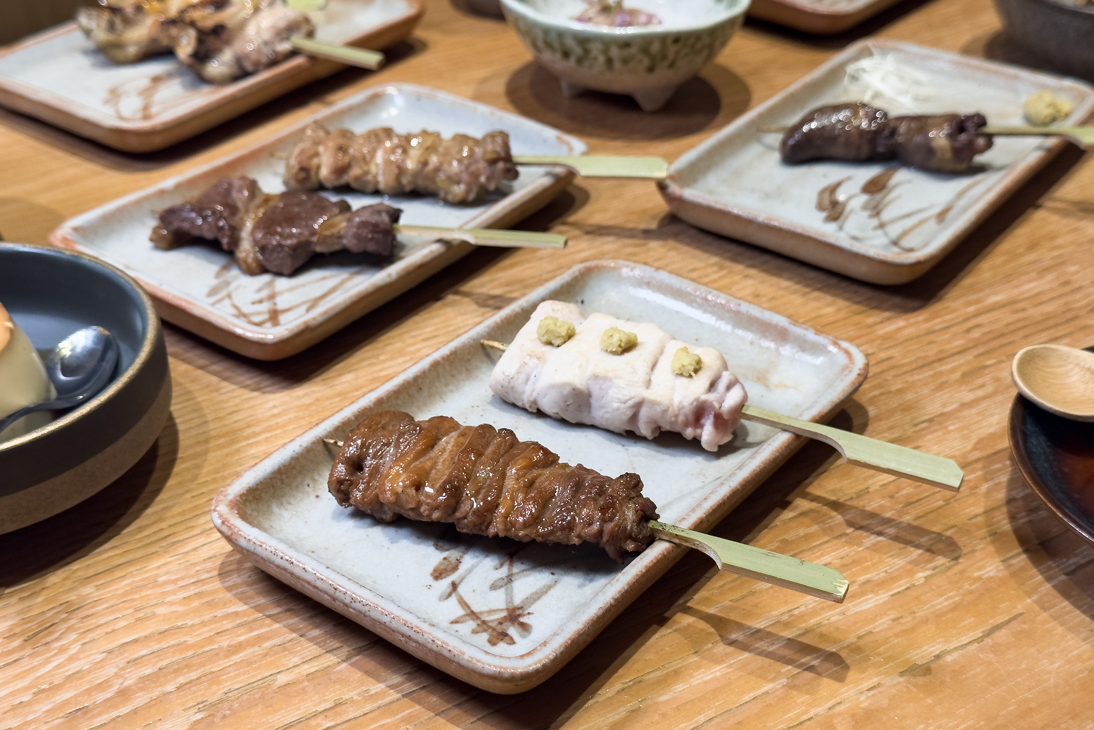 台北鳥喜推出的全新雞懷石套餐，依照風味濃淡安排節奏，從暖胃雞湯、串燒到甜點層層遞進，每一道都肩負不同角色。