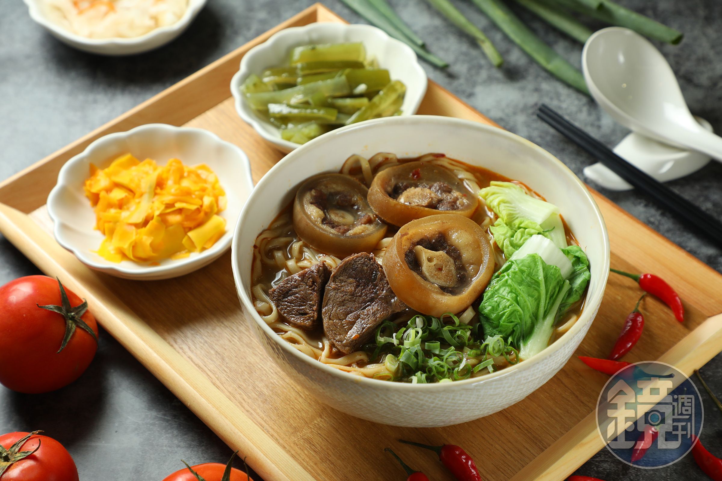 「食徒牛尾牛肉麵」的「招牌牛尾牛肉麵」選用瓜地馬拉的牛尾,不只能熬出口感濃稠、肉香十足的湯頭,也能嘗到牛尾軟嫩充滿膠質的滋味。