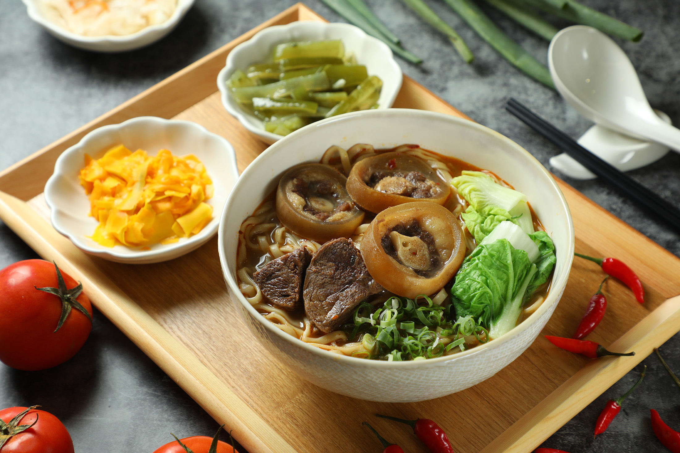 「食徒牛尾牛肉麵」的「招牌牛尾牛肉麵」選用瓜地馬拉的牛尾，不只能熬出口感濃稠、肉香十足的湯頭，也能嘗到牛尾軟嫩充滿膠質的滋味。