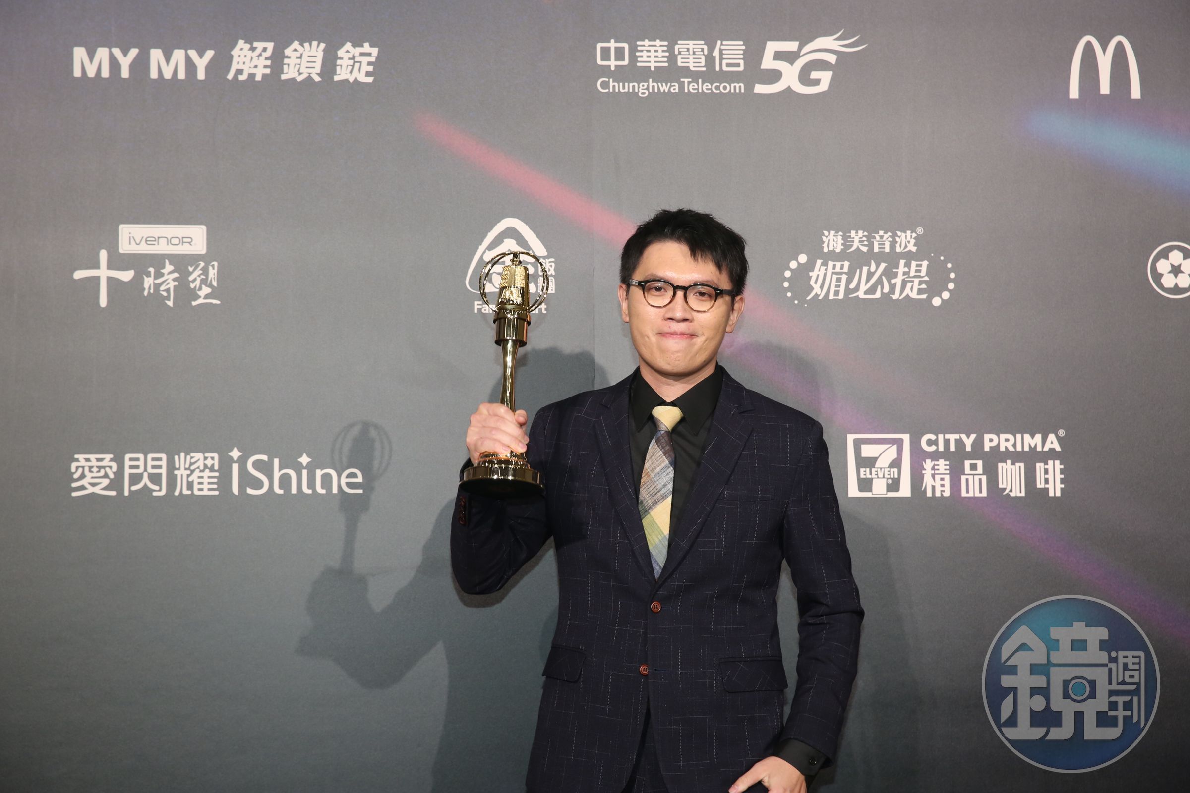 廖鏡文上台領獎感謝鏡電視前董事長裴偉的支持。