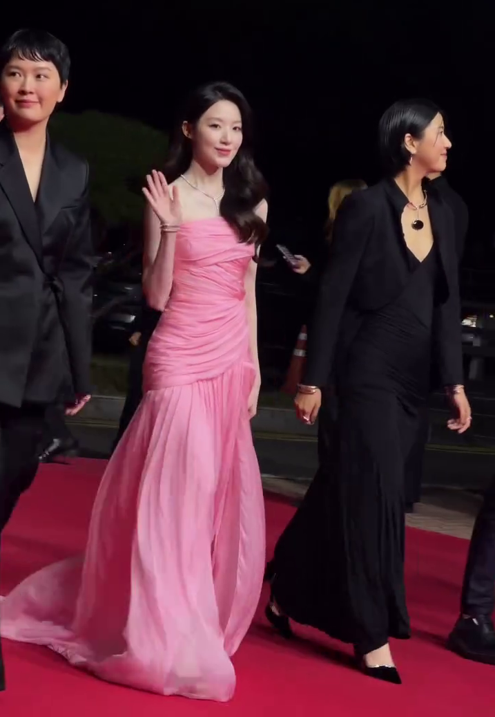 舒華的Monique Lhuillier 2026秋冬系列粉色抹胸拖地長裙在其餘主創全黑的服裝中顯得特別搶眼。(翻攝幸福快樂的日子IG)