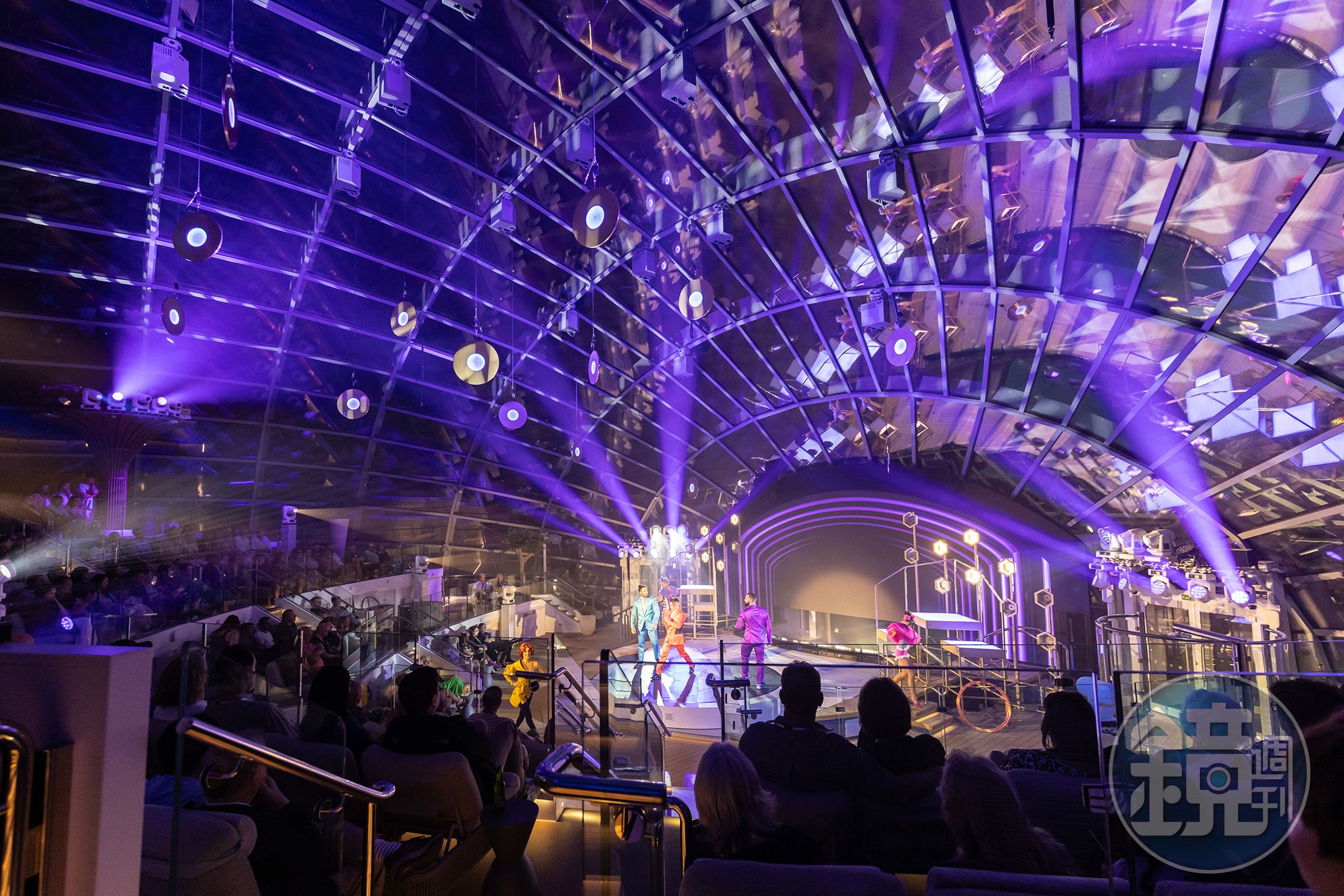 「玻璃穹頂空中花園（The Dome）」白天是能欣賞船頭景致的空中花園，晚上則變身以大海及星空為舞台背景的夜間表演廳。