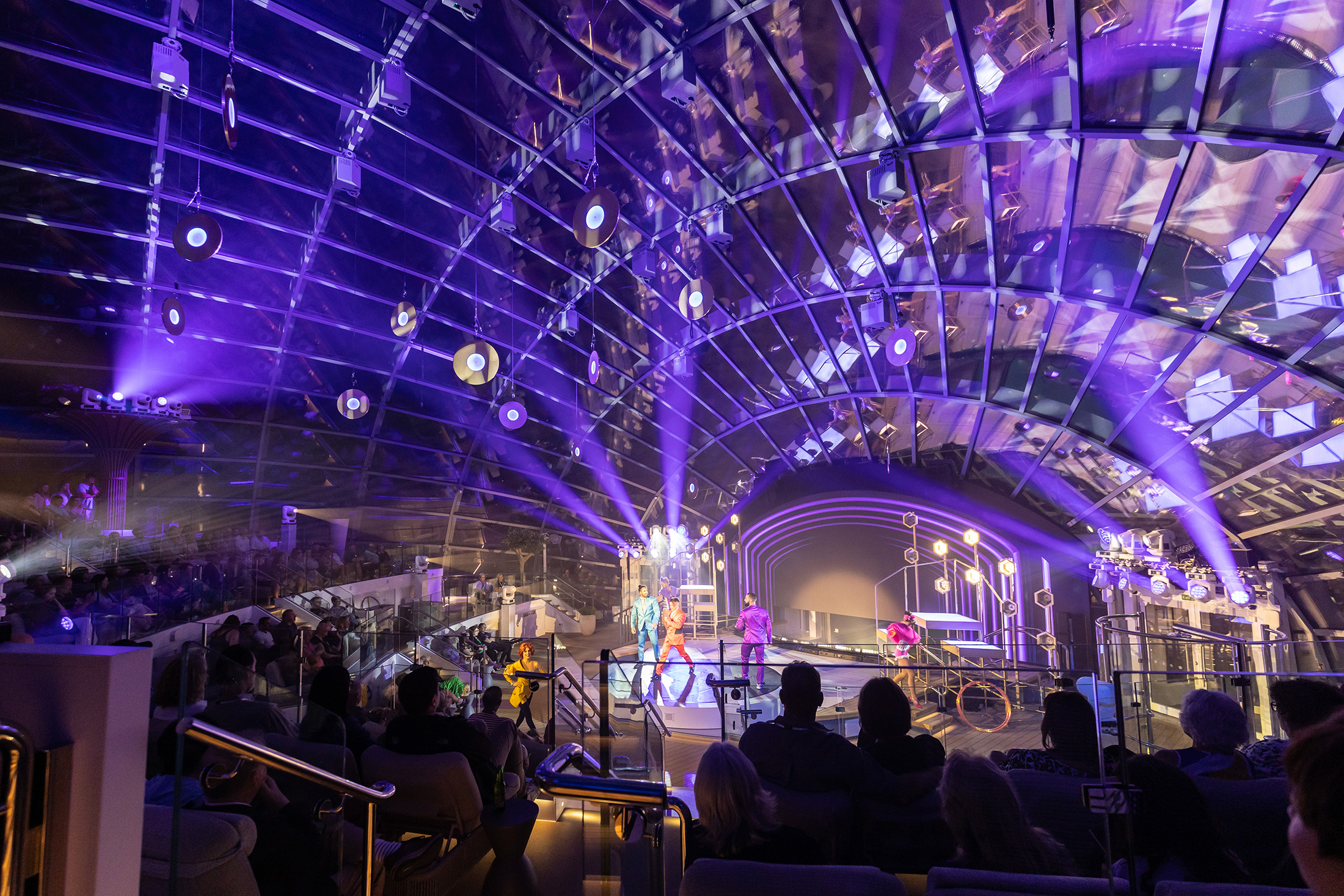 「玻璃穹頂空中花園（The Dome）」白天是能欣賞船頭景致的空中花園，晚上則變身以大海及星空為舞台背景的夜間表演廳。