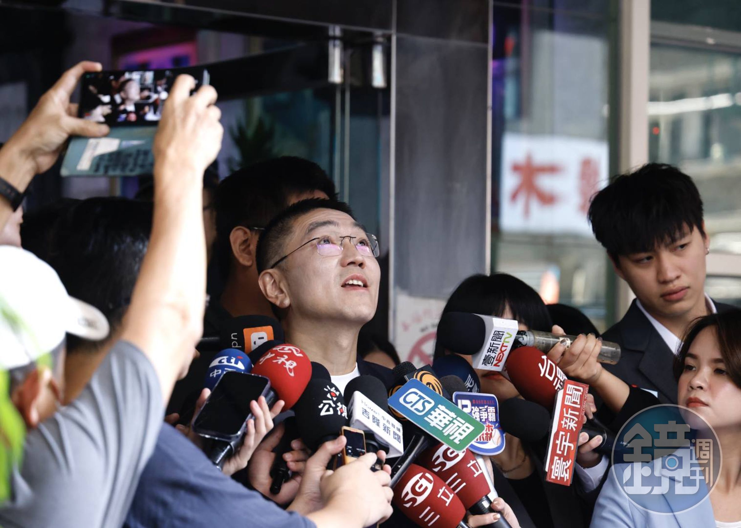 謝國樑受訪,今天是投票日,看早上的天氣,心情也比較好。