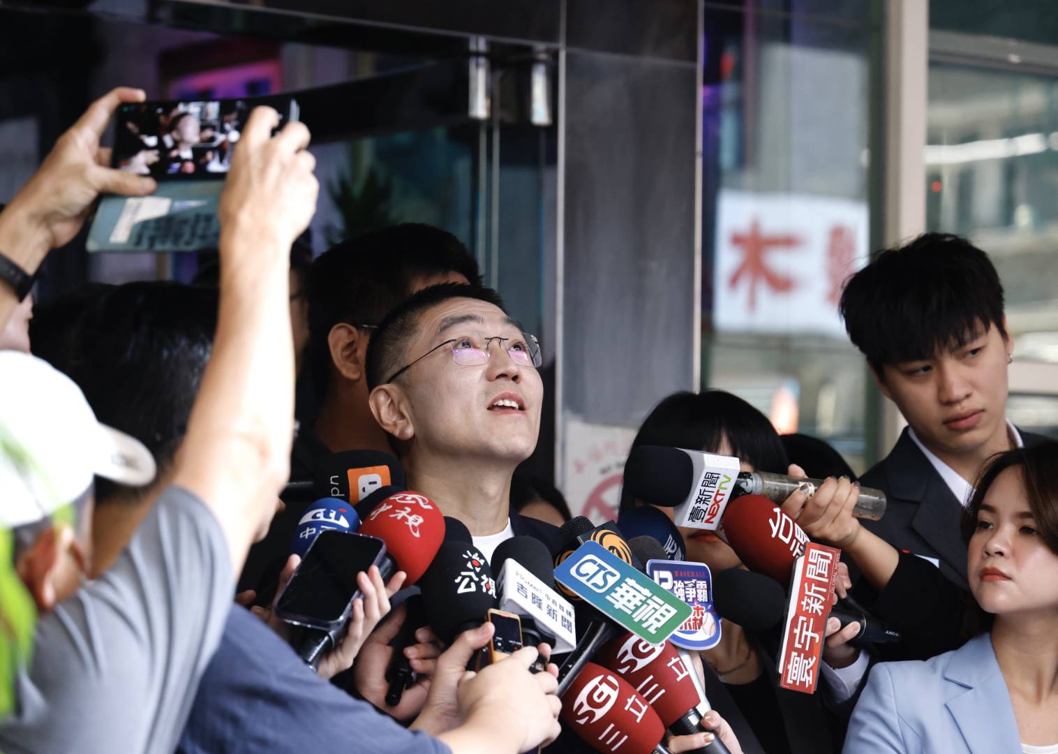 謝國樑受訪，今天是投票日，看早上的天氣，心情也比較好。