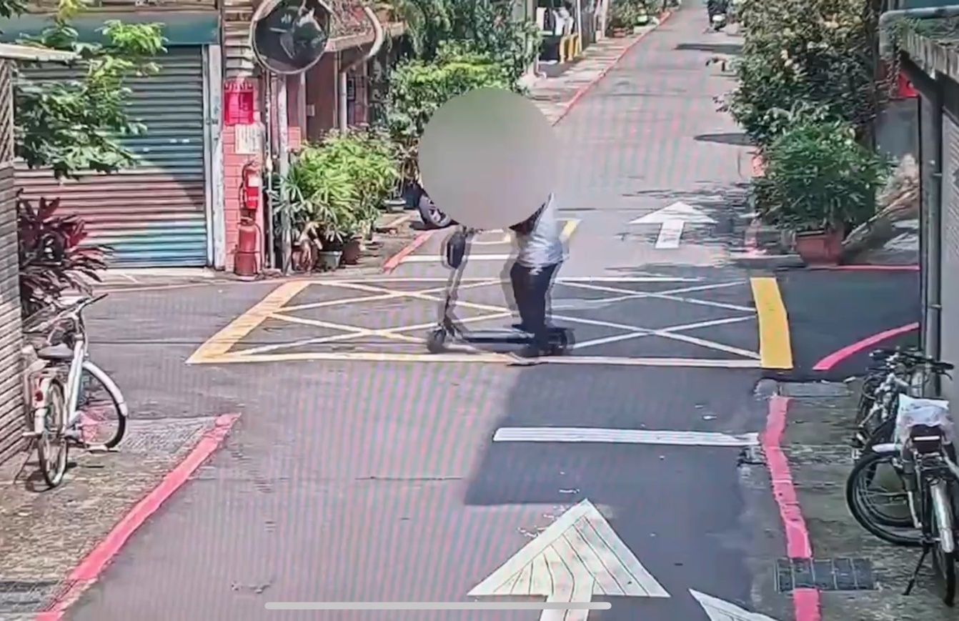 陳男騎乘電動滑板車在巷弄內徘徊，尋找下手目標。（翻攝畫面）