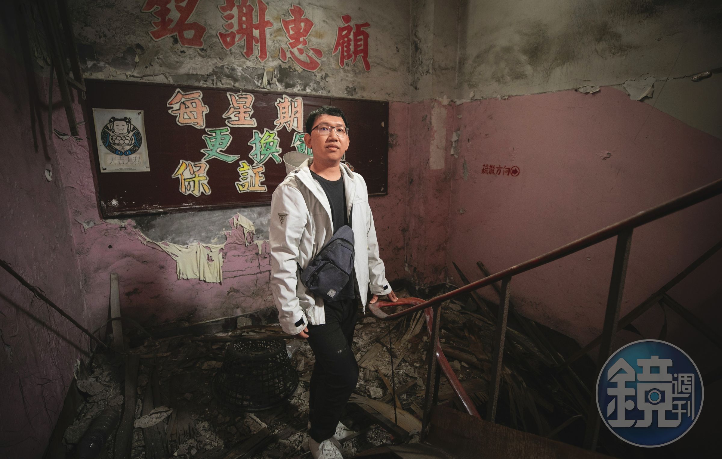 李維庭在一處已廢棄的舞廳，用鏡頭為其留下記錄。