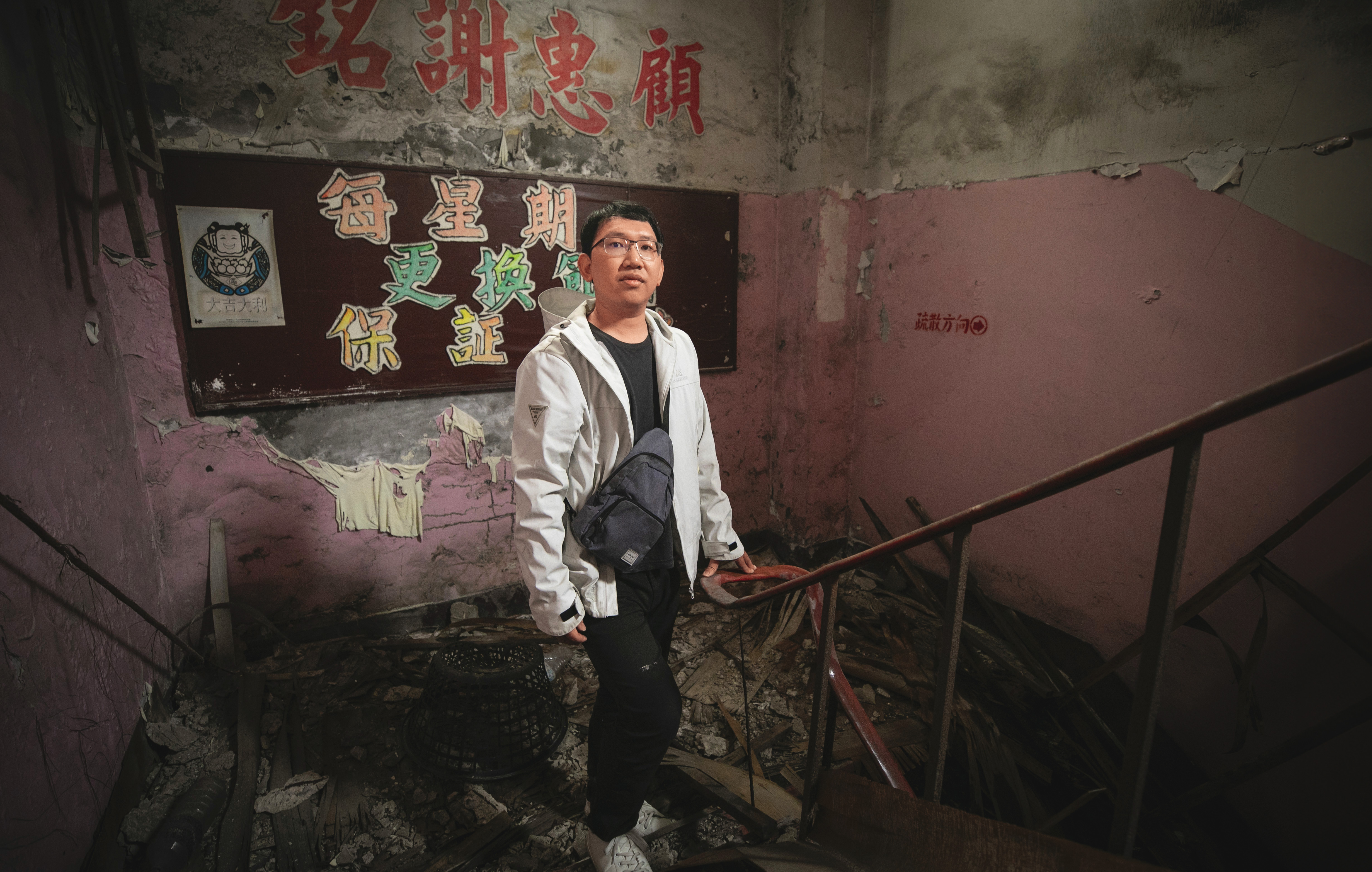 李維庭在一處已廢棄的舞廳，用鏡頭為其留下記錄。