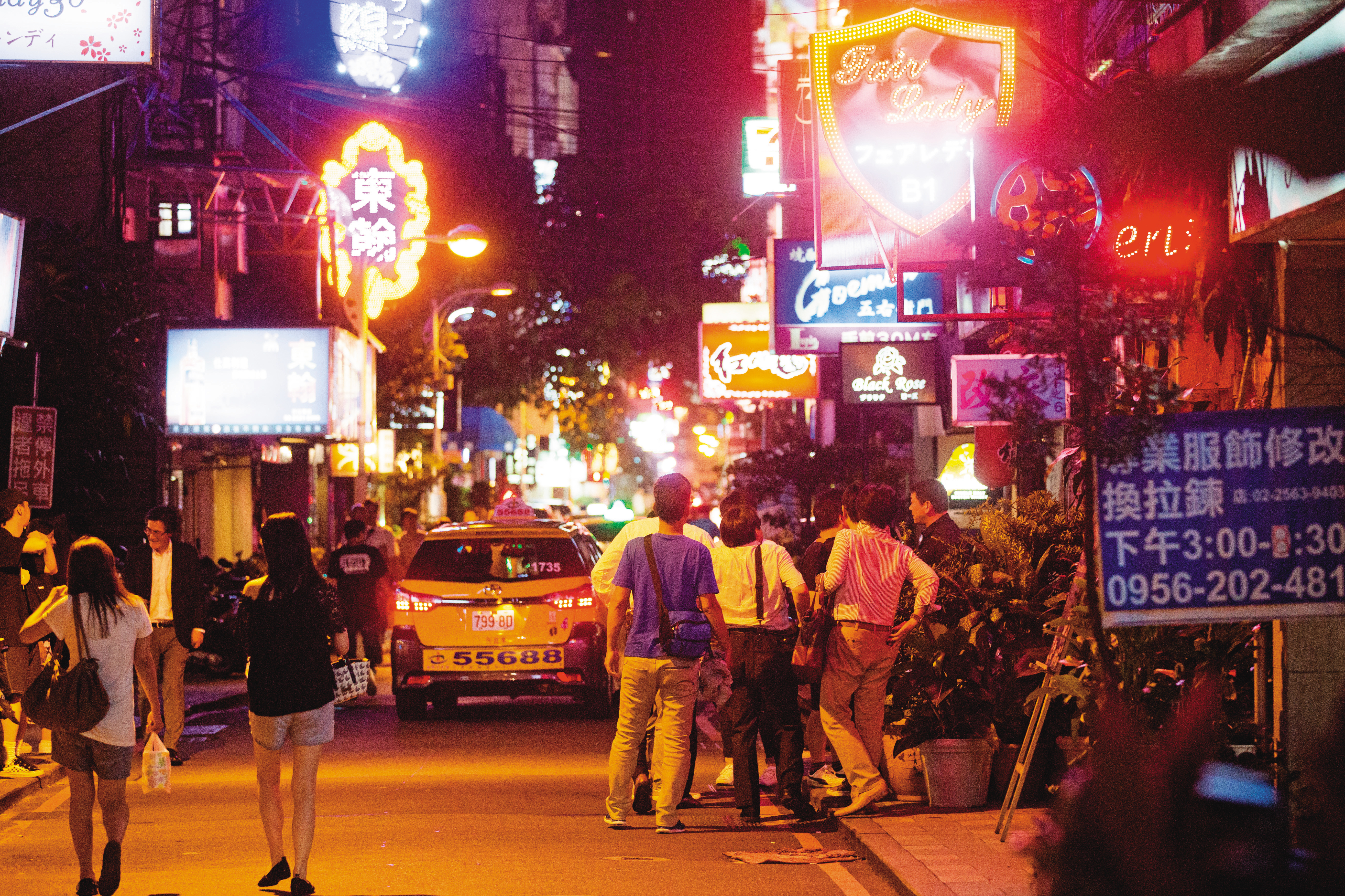 新冠疫情解封後，許多泰女來台隱身在巷弄間的大樓或酒吧中，靠提供情色服務撈金。