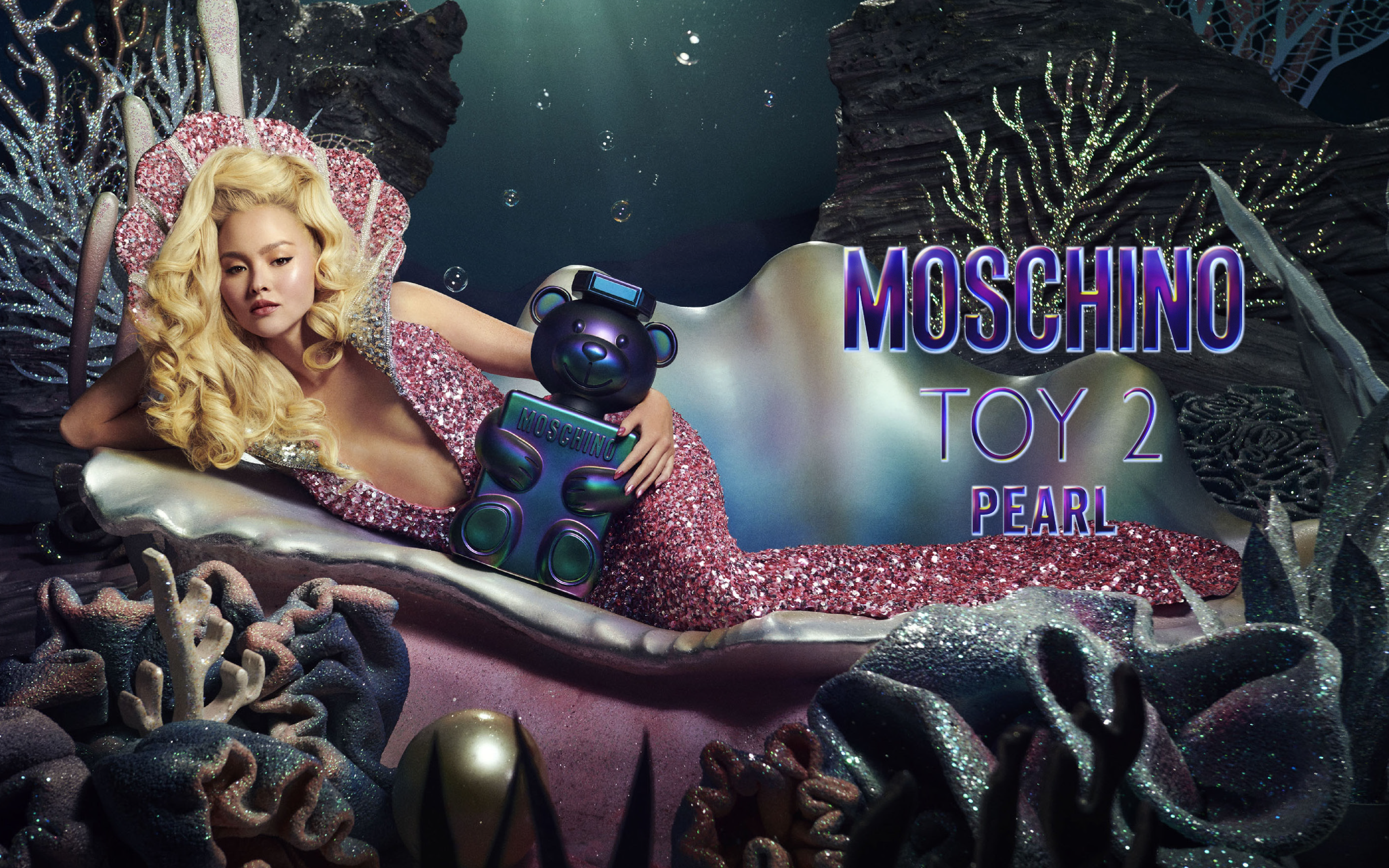 MOSCHINO珍珠熊女性淡香精閃耀著多彩光澤，取材自人魚公主珍貴的愛情故事。