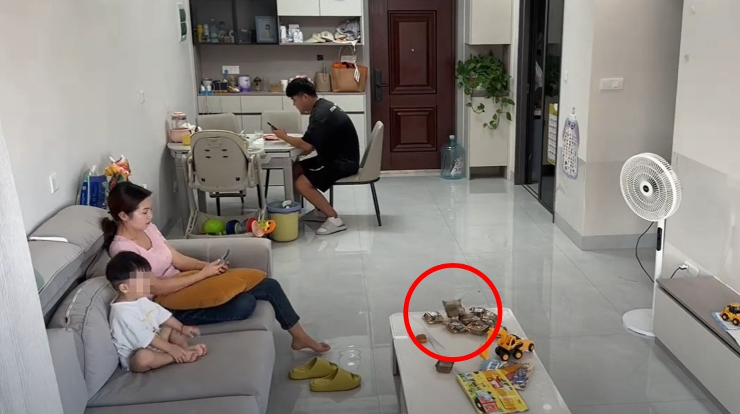 中國一家三口被桌上突然爆炸的月餅嚇到。(翻攝自Small Family YT頻道)