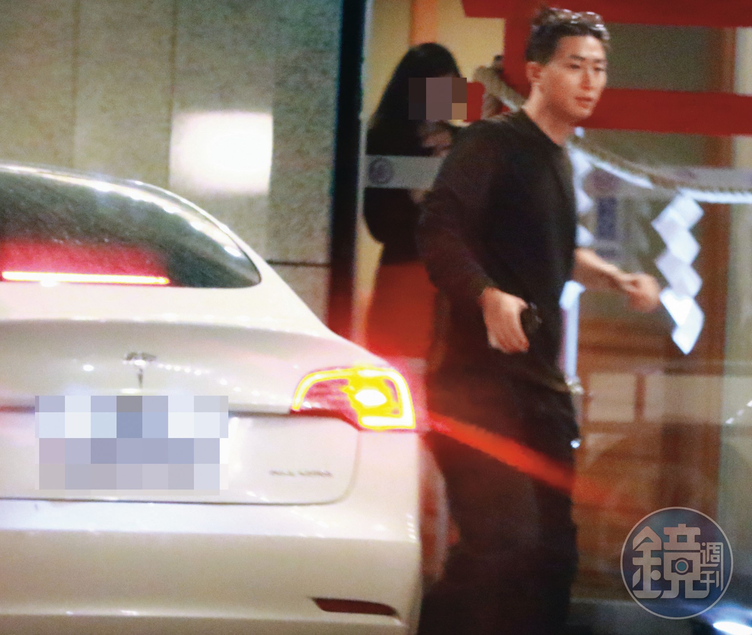 18:28 從石牌又到了新北投，竇驍享受泡湯之樂，不過當天不見何超蓮的身影。