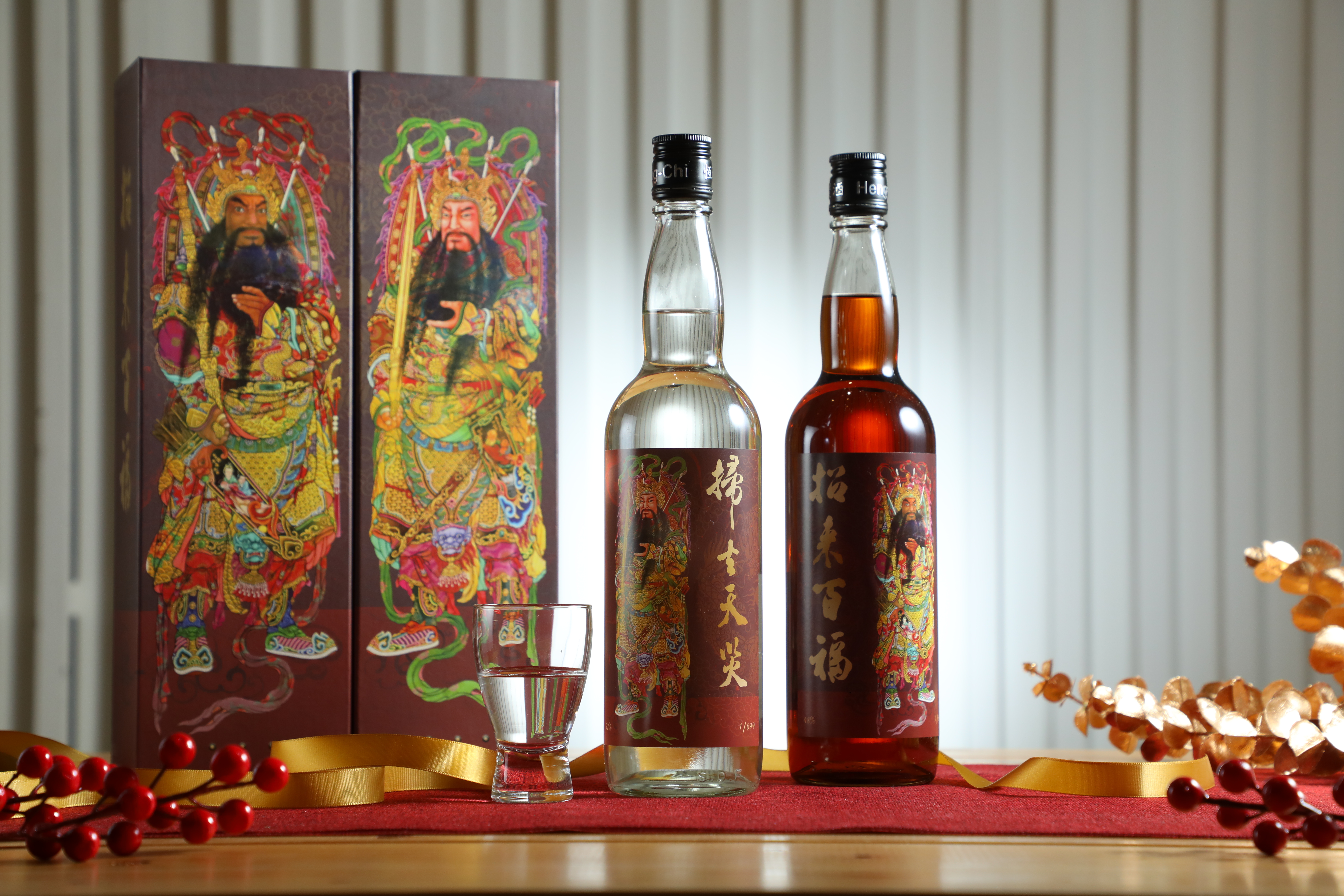 恆器製酒的「門神禮讚地瓜酒禮盒組」中兩瓶地瓜酒顏色與製程、度數皆不同。（2,800元／組、2瓶）