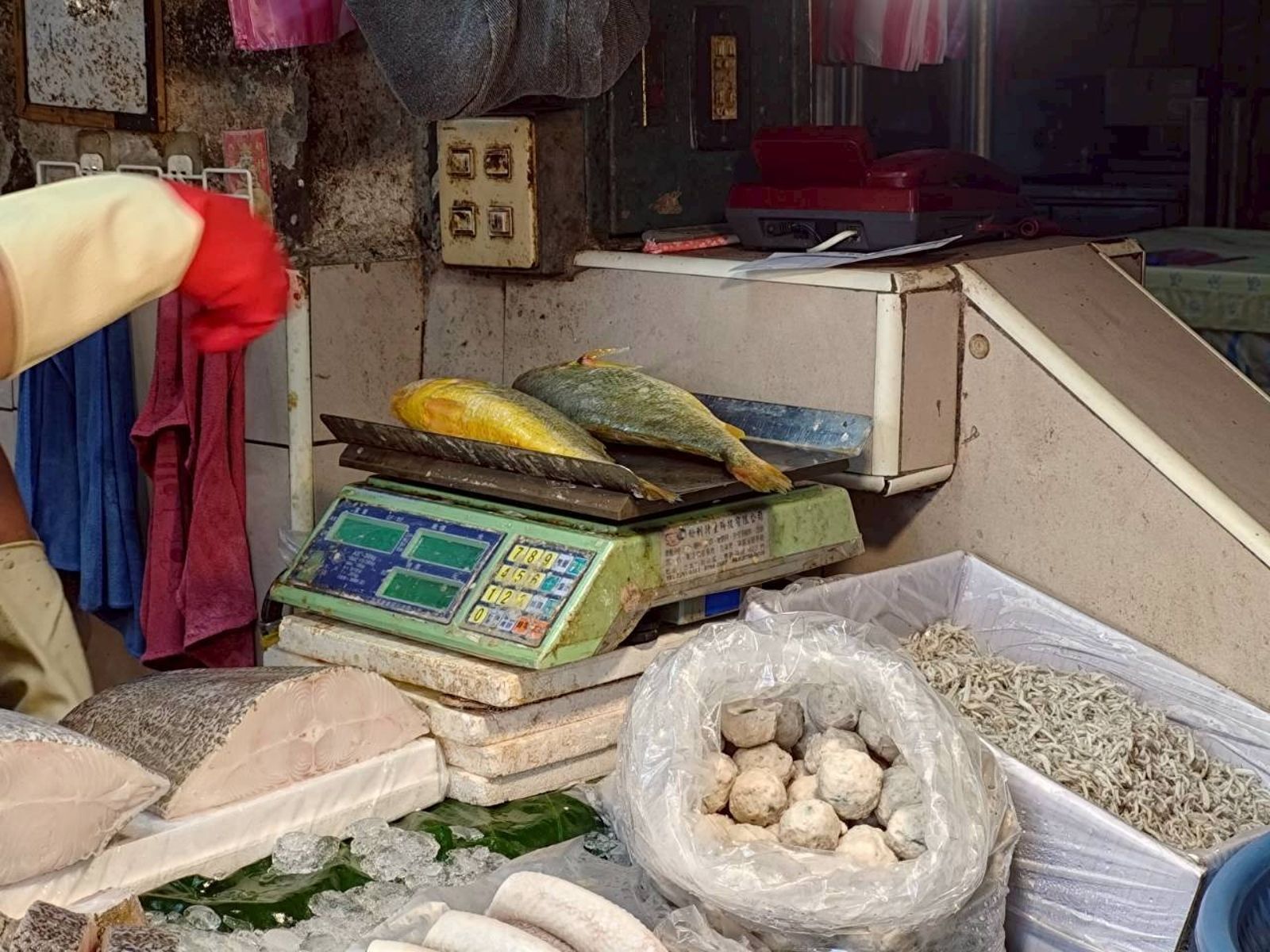 成德市場徐活魚海鮮的黃魚檢出不得檢出的還原型結晶紫。（台北市衛生局提供）