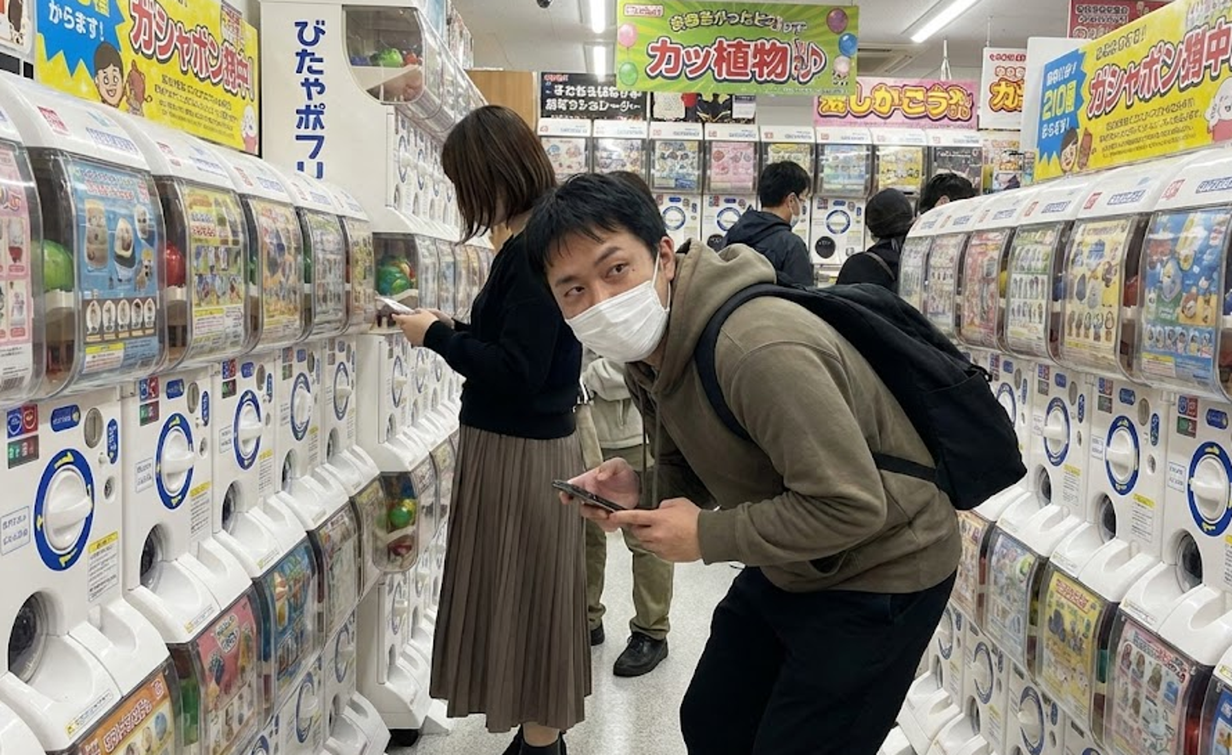 日本連鎖扭蛋店老闆,竟然在家商場內偷拍女性裙底。(示意圖,由AI生成)