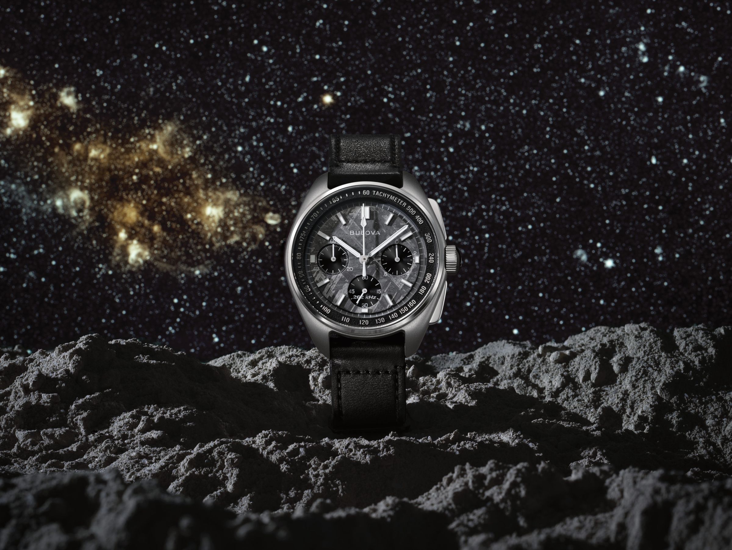 BULOVA Lunar Pilot Meteorite/尺寸:43.5mm/材質:鈦金屬/功能:時間指示;計時碼錶/機芯:NP20石英計時機芯/定價:$1,495(折合台幣約48,000)/限量:5,000只