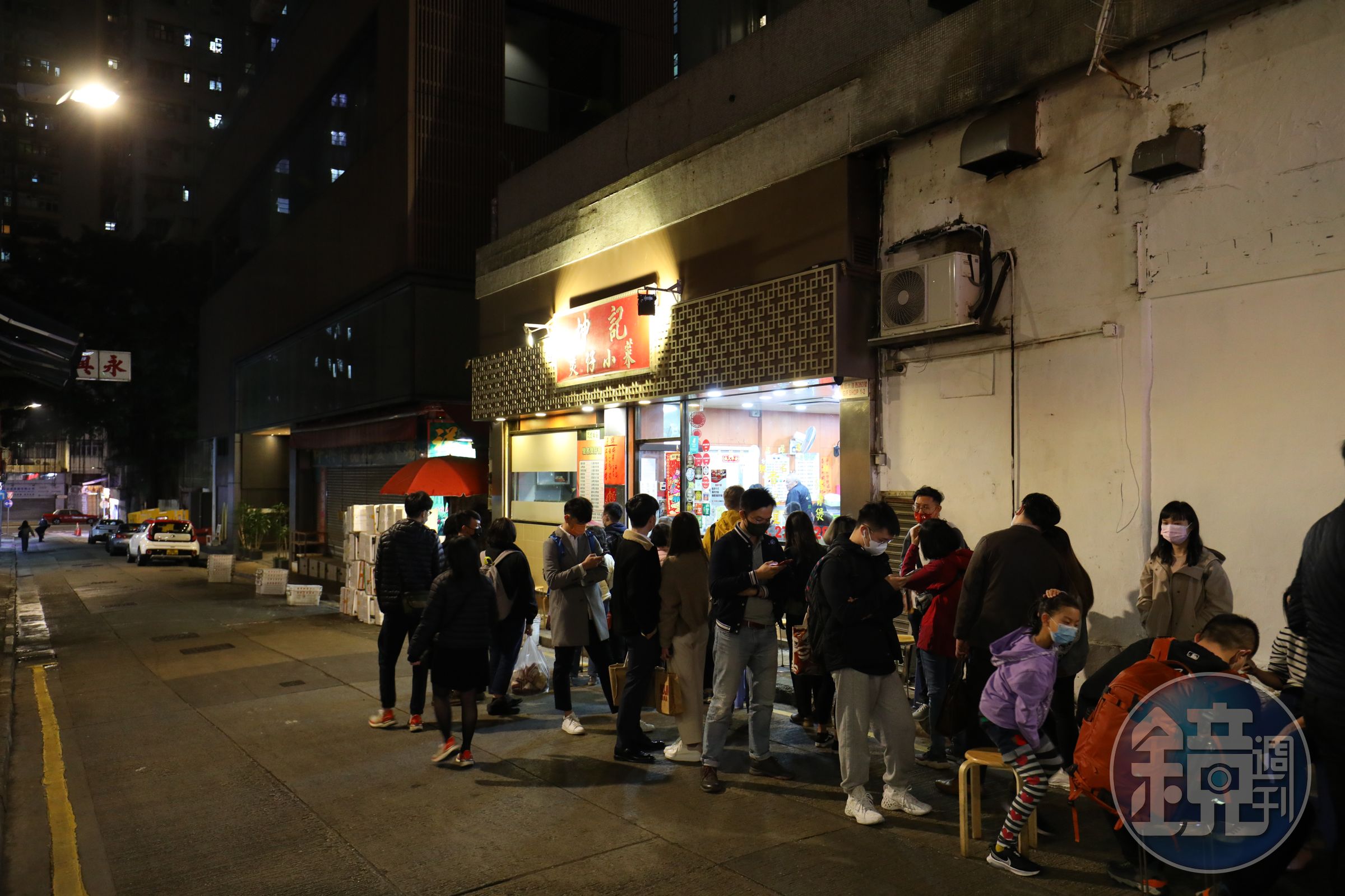 平日晚上的「坤記煲仔小菜」，不管什麼時段來，都要排隊。