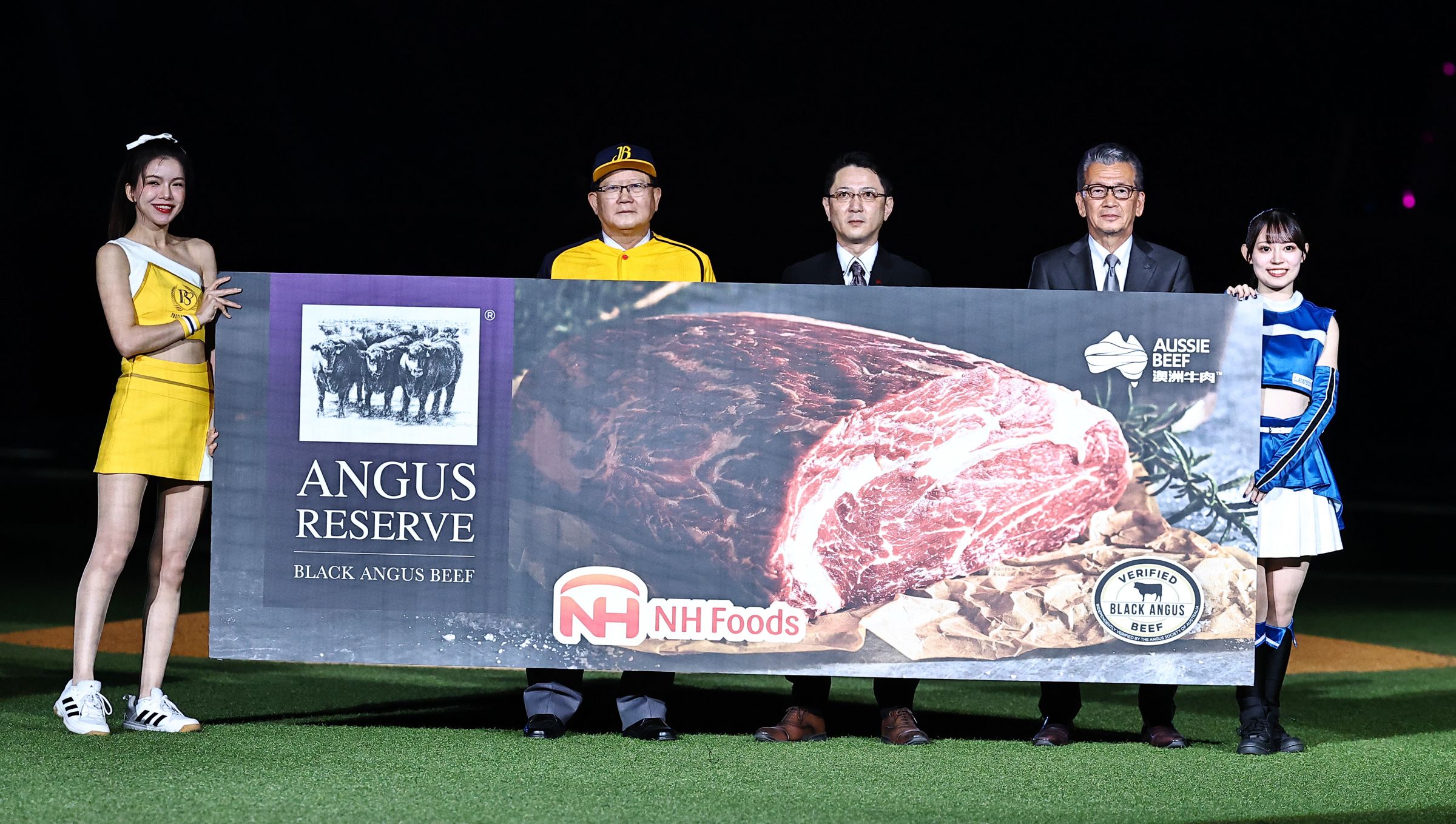 中信育樂董事長陳國恩回贈中信兄弟全隊簽名大球。（中信兄弟球團提供）