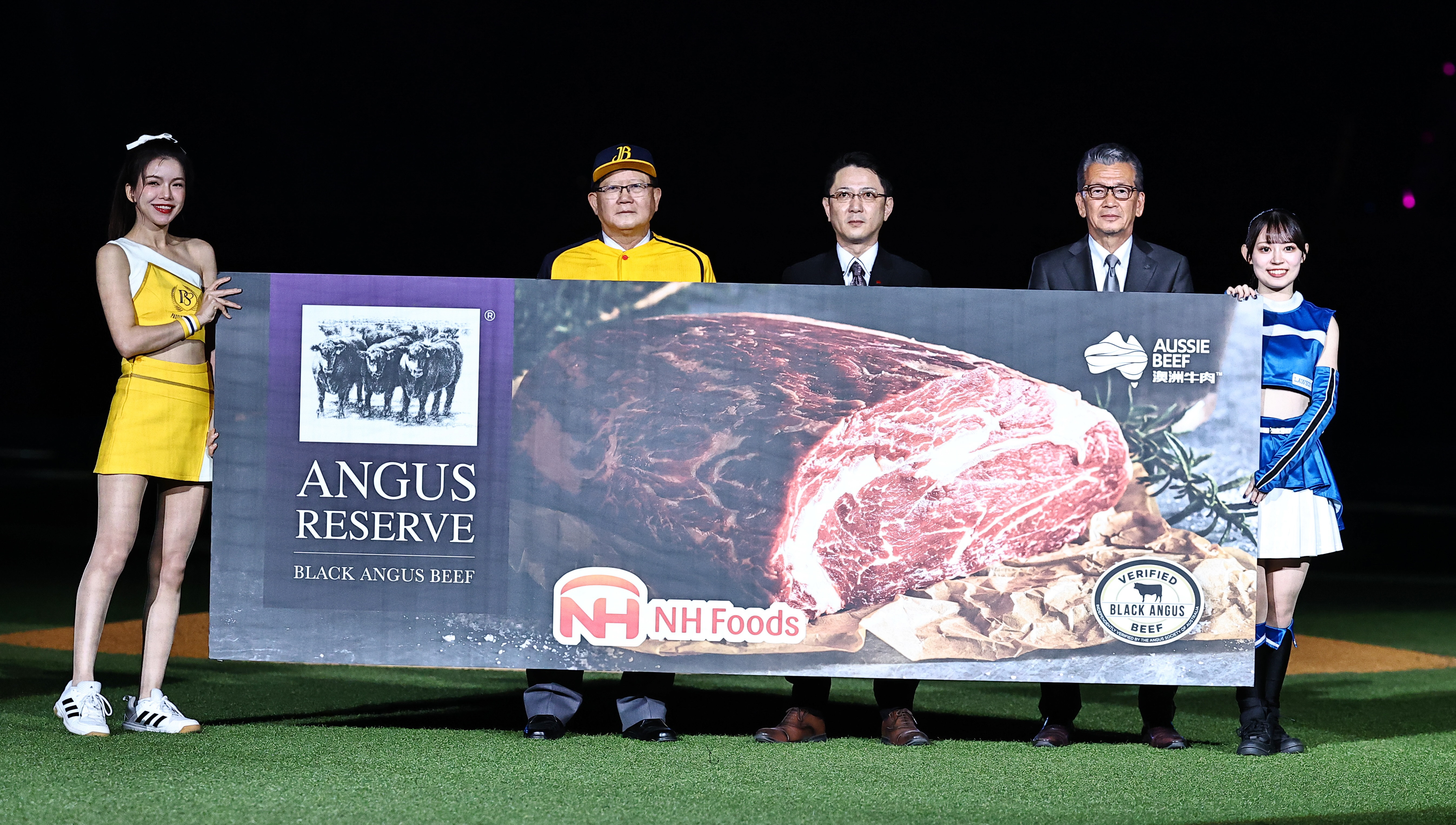 中信育樂董事長陳國恩回贈中信兄弟全隊簽名大球。(中信兄弟球團提供)