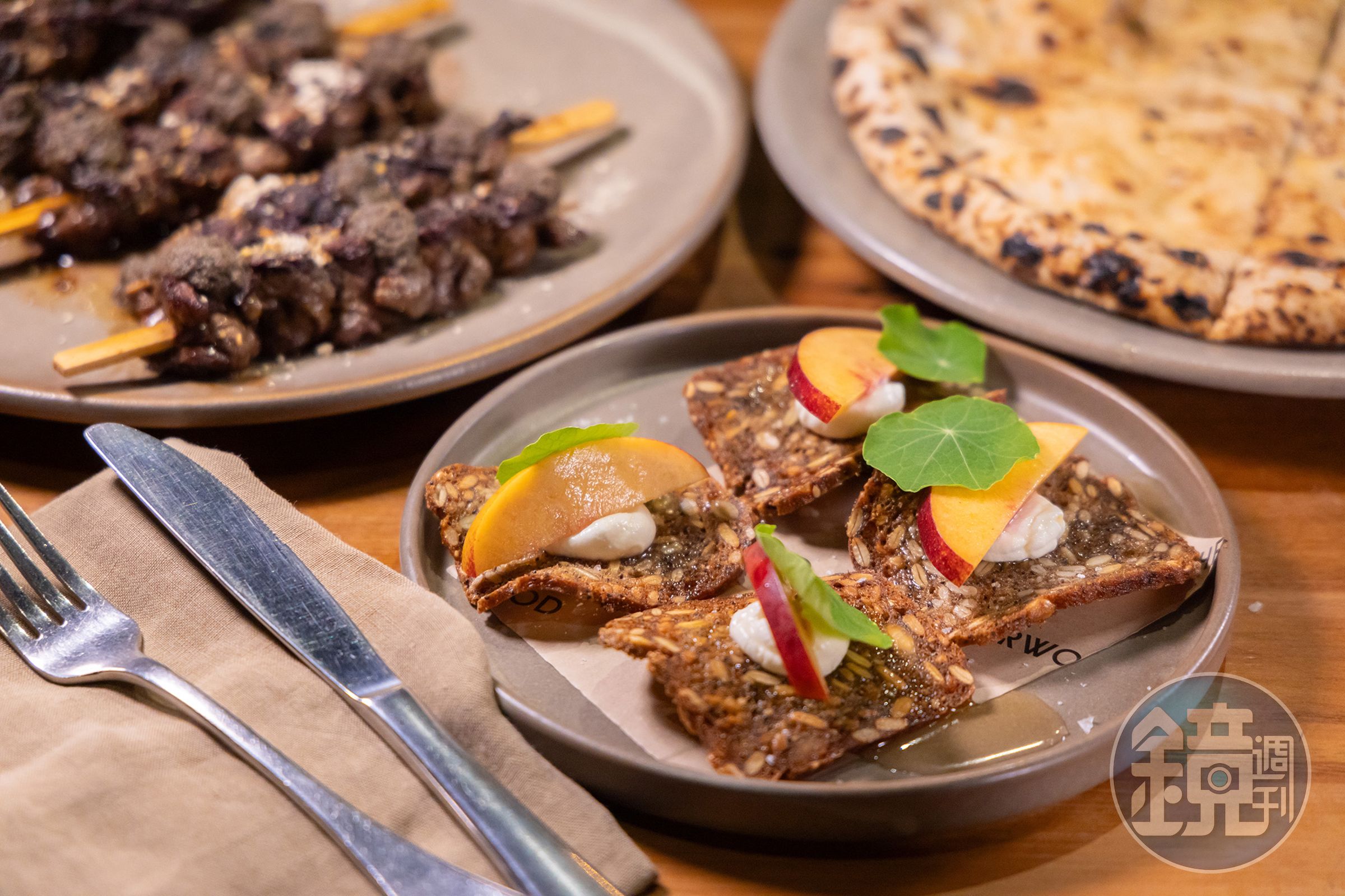 「Seed cracker, goats curd, nectarine, hotel honey」吃得到脆口的種子薄脆餅乾。（紐幣14元／份，約NT$271）