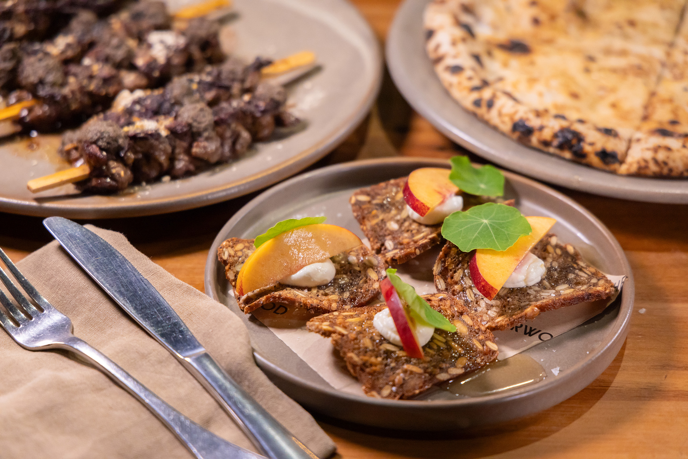 「Seed cracker, goats curd, nectarine, hotel honey」吃得到脆口的種子薄脆餅乾。(紐幣14元/份,約NT$271)