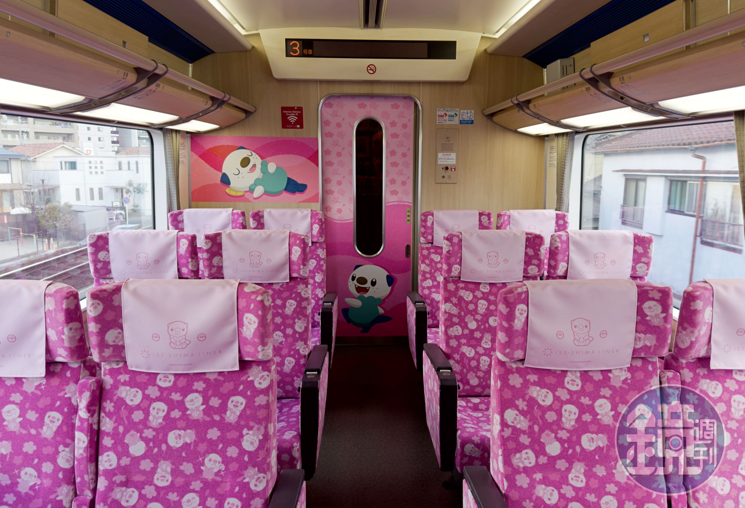 除了DX車廂,其餘車廂的座位與車門上都能見到水水獺大量出沒。