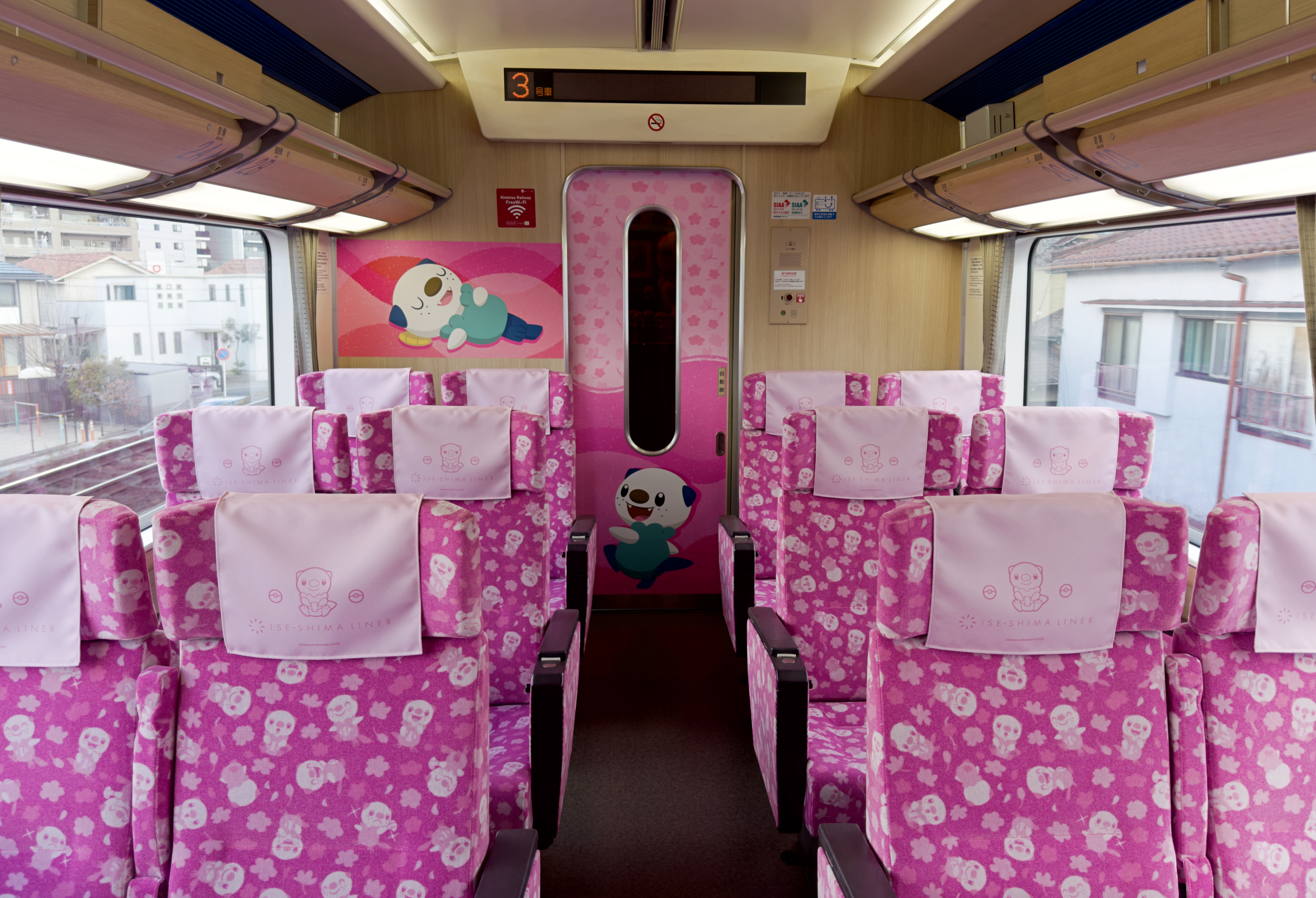 除了DX車廂，其餘車廂的座位與車門上都能見到水水獺大量出沒。