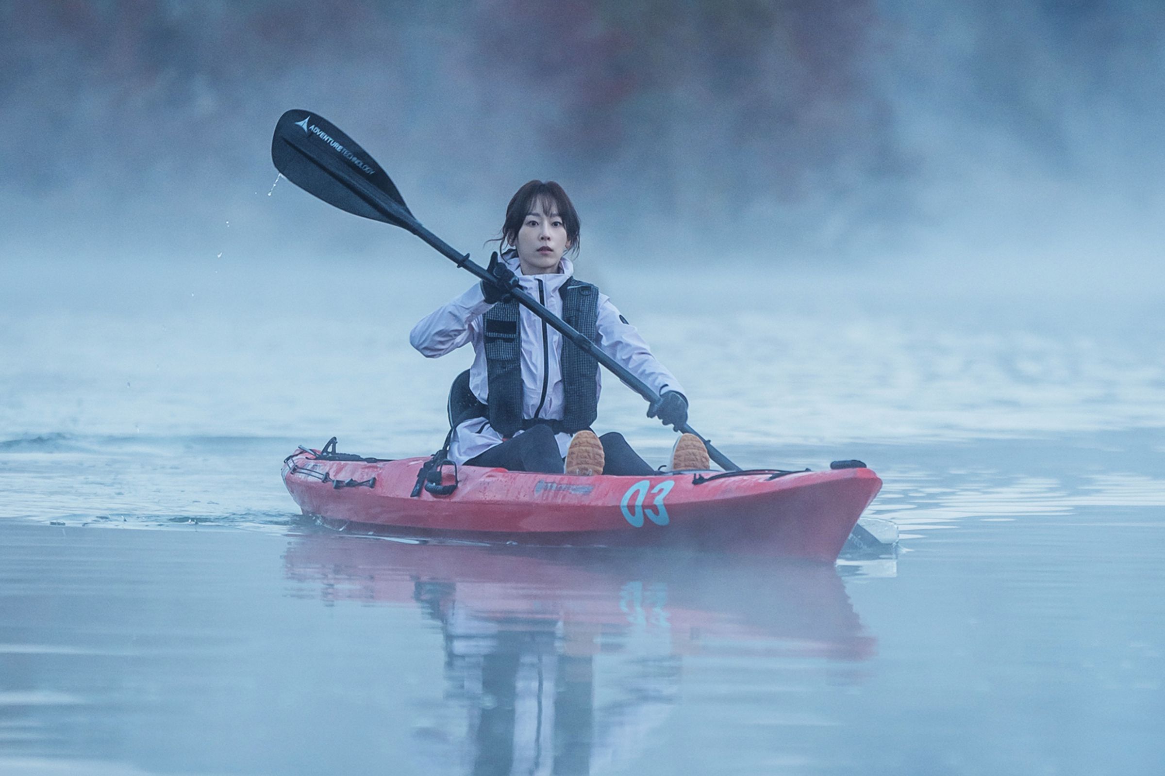 徐玄振在《一箱情緣》裡會獨自划船享受個人的時間。（Netflix提供）