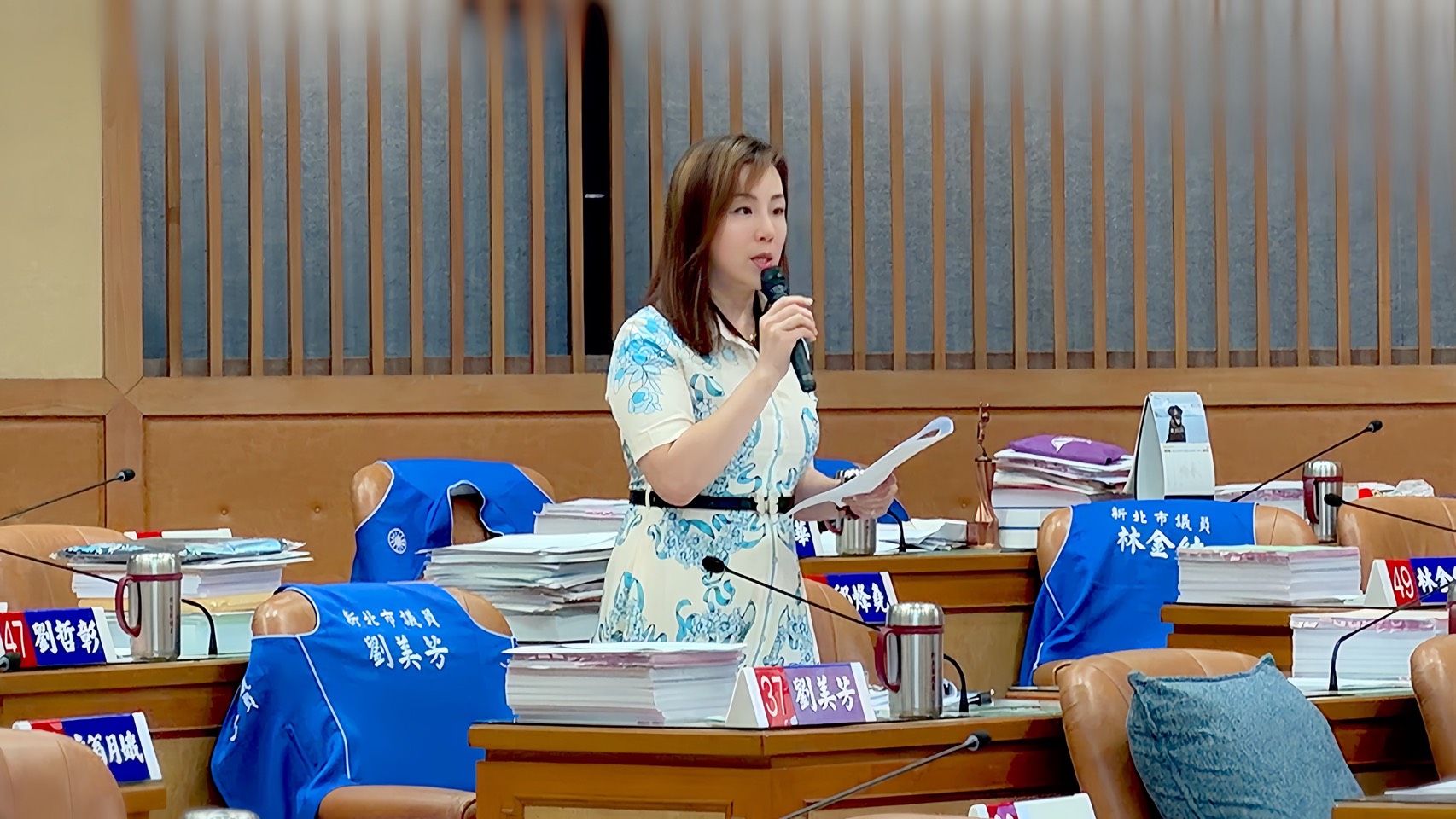 新北市議員劉美芳表示，許多年輕家庭在房貸寬限期結束後，第四年起可能需負擔每月4萬多元本息攤還，壓力相當沉重。