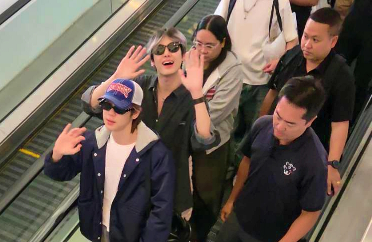 泰星Boun(左二)、Prem(左一)今(19日)下午抵達桃機,明天將與幸運粉絲進行簽售見面會。(讀者提供)